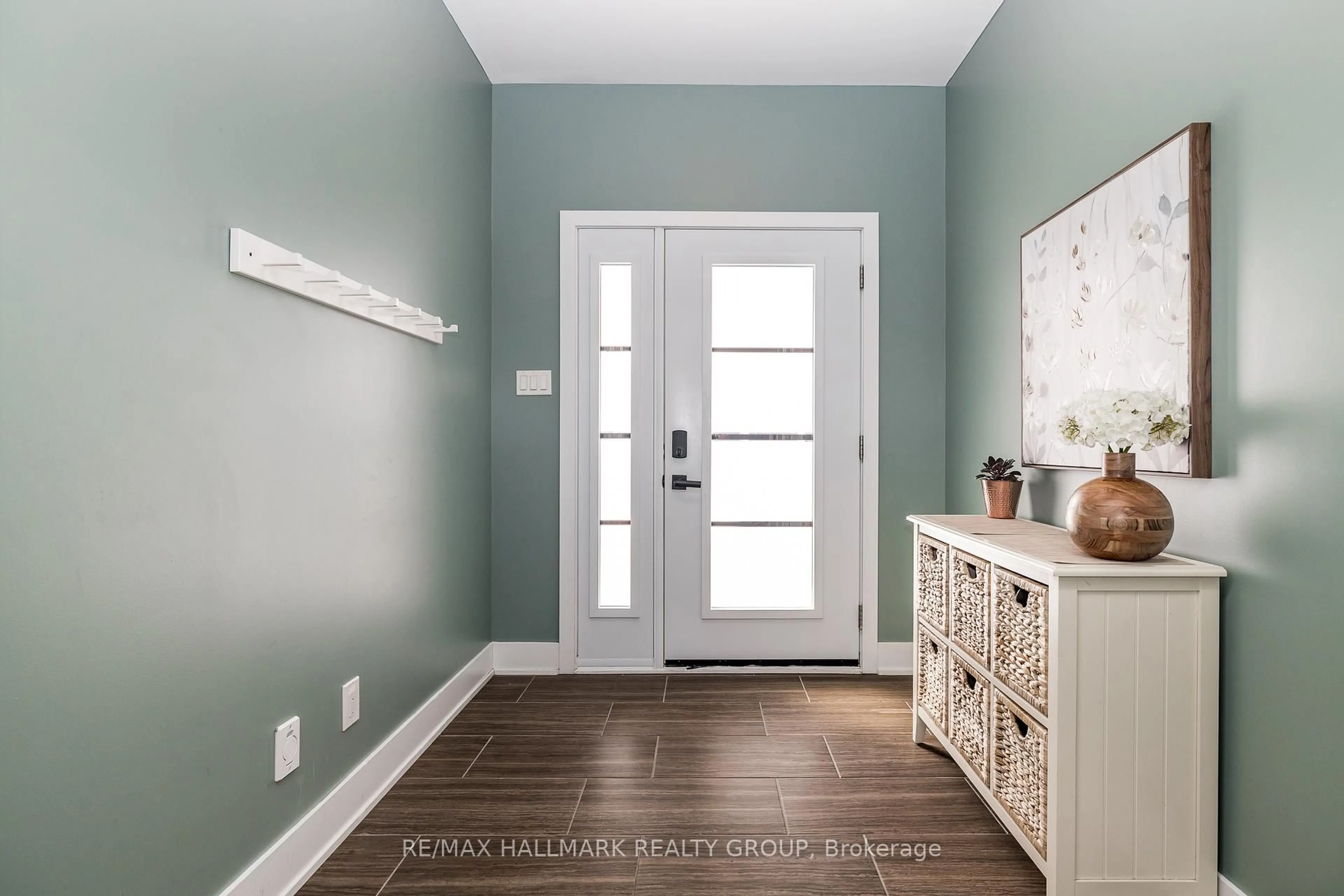 Indoor entryway for 87 Cobblestone Dr, Russell Ontario K4R 0B2