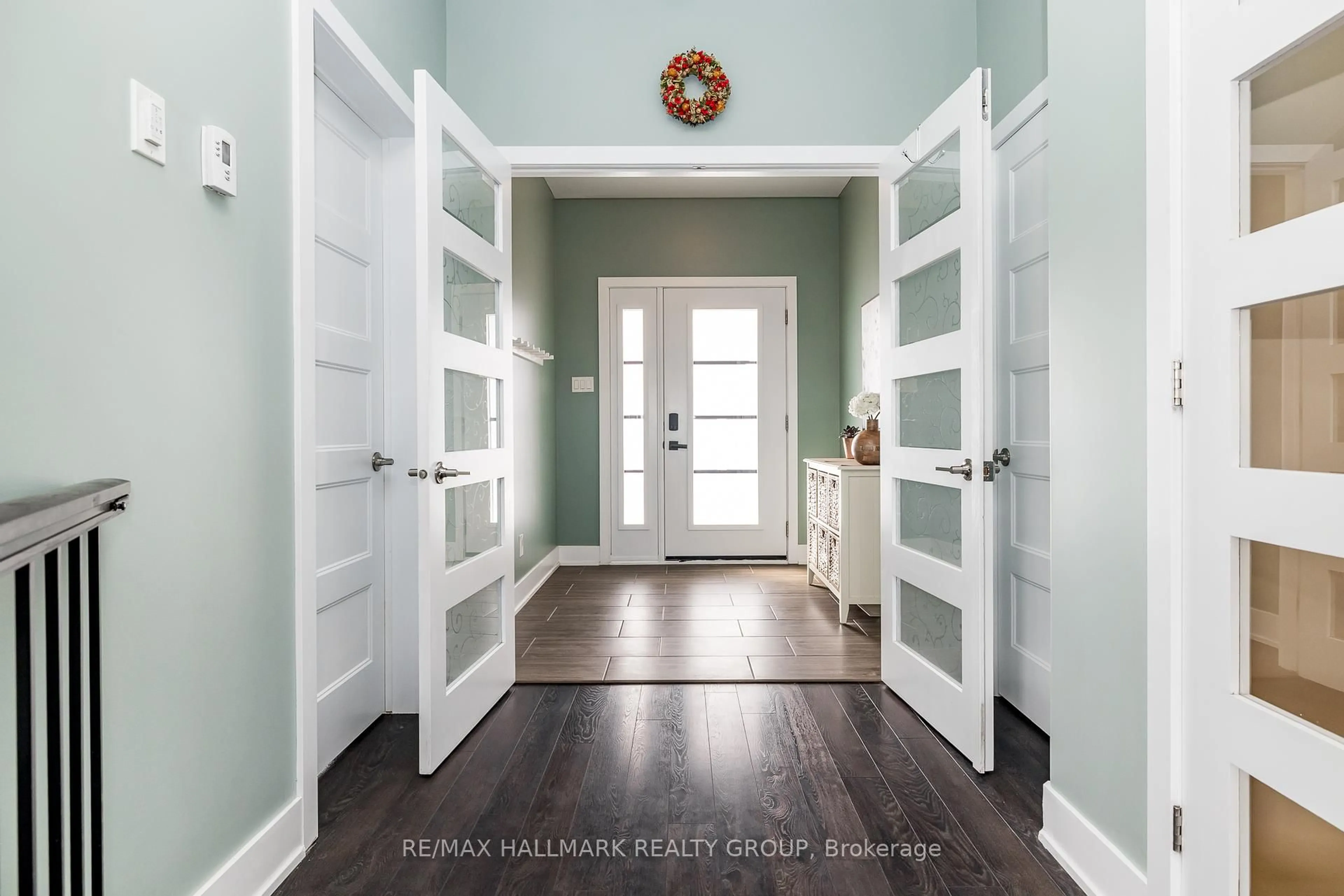 Indoor entryway for 87 Cobblestone Dr, Russell Ontario K4R 0B2