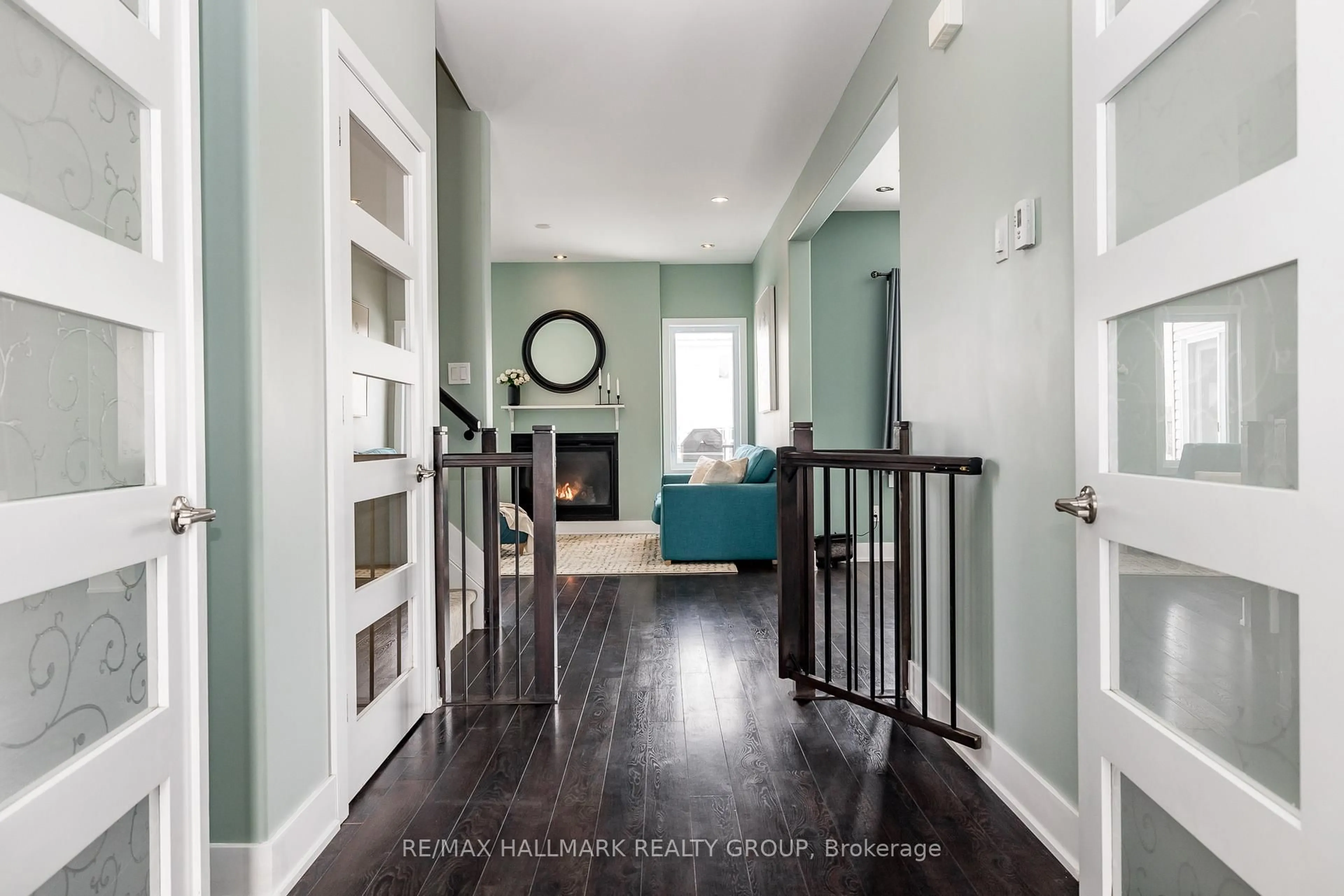 Indoor entryway for 87 Cobblestone Dr, Russell Ontario K4R 0B2