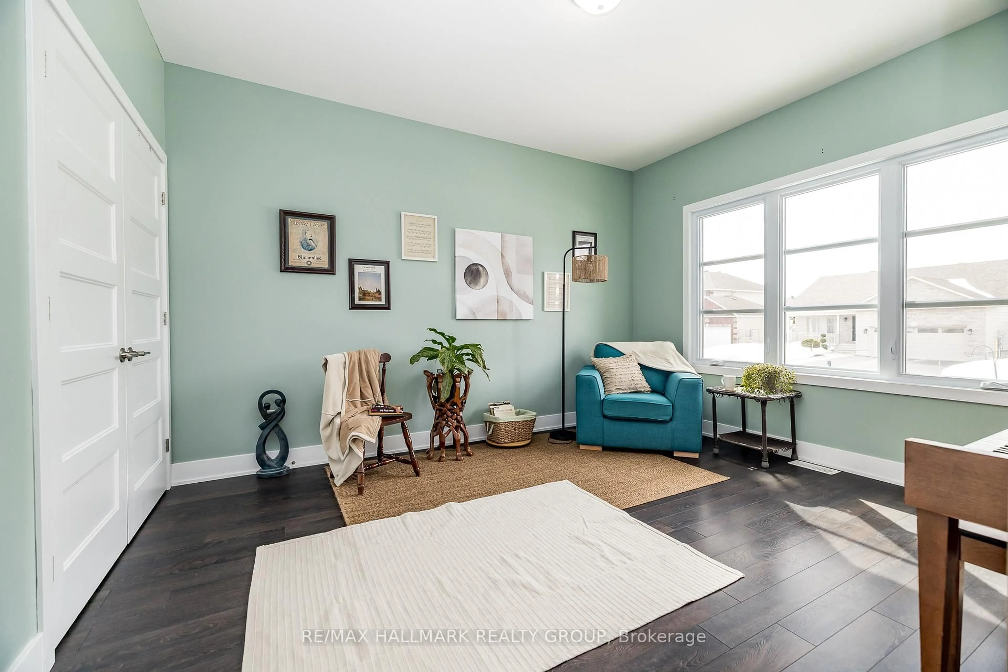 Living room with furniture, wood/laminate floor for 87 Cobblestone Dr, Russell Ontario K4R 0B2