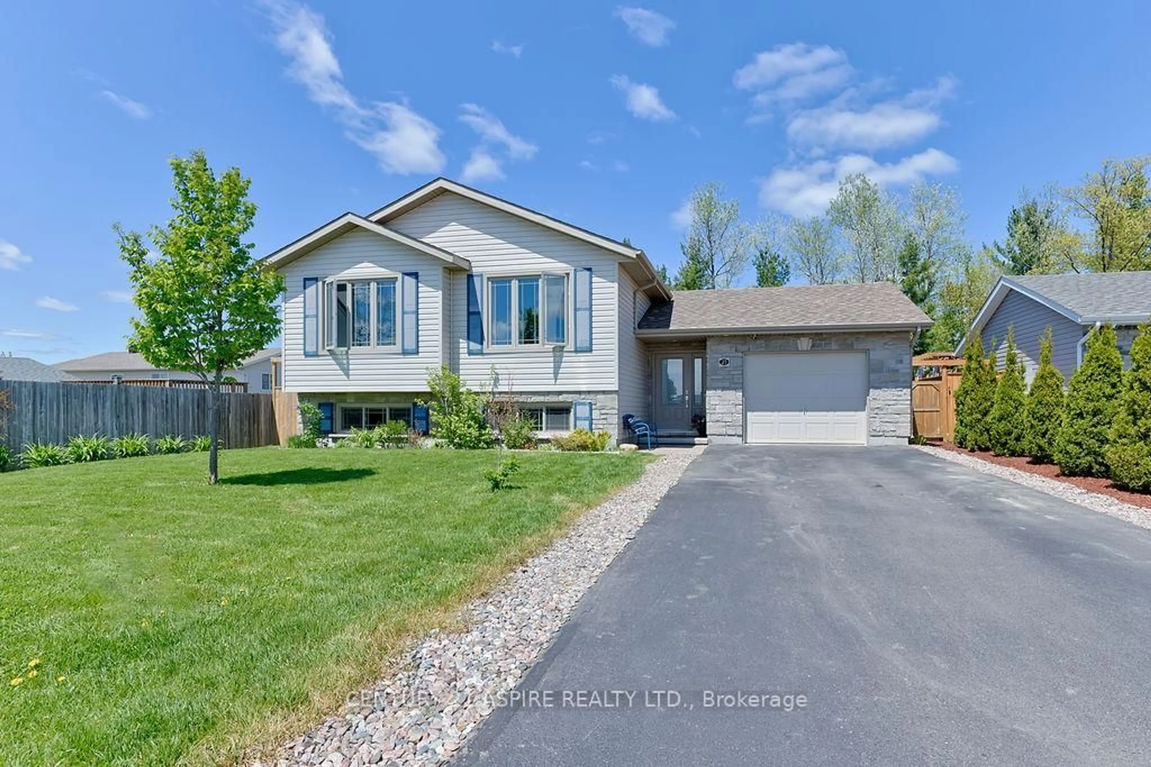 Home with vinyl exterior material, street for 27 Morning Star St, Petawawa Ontario K8H 0A1