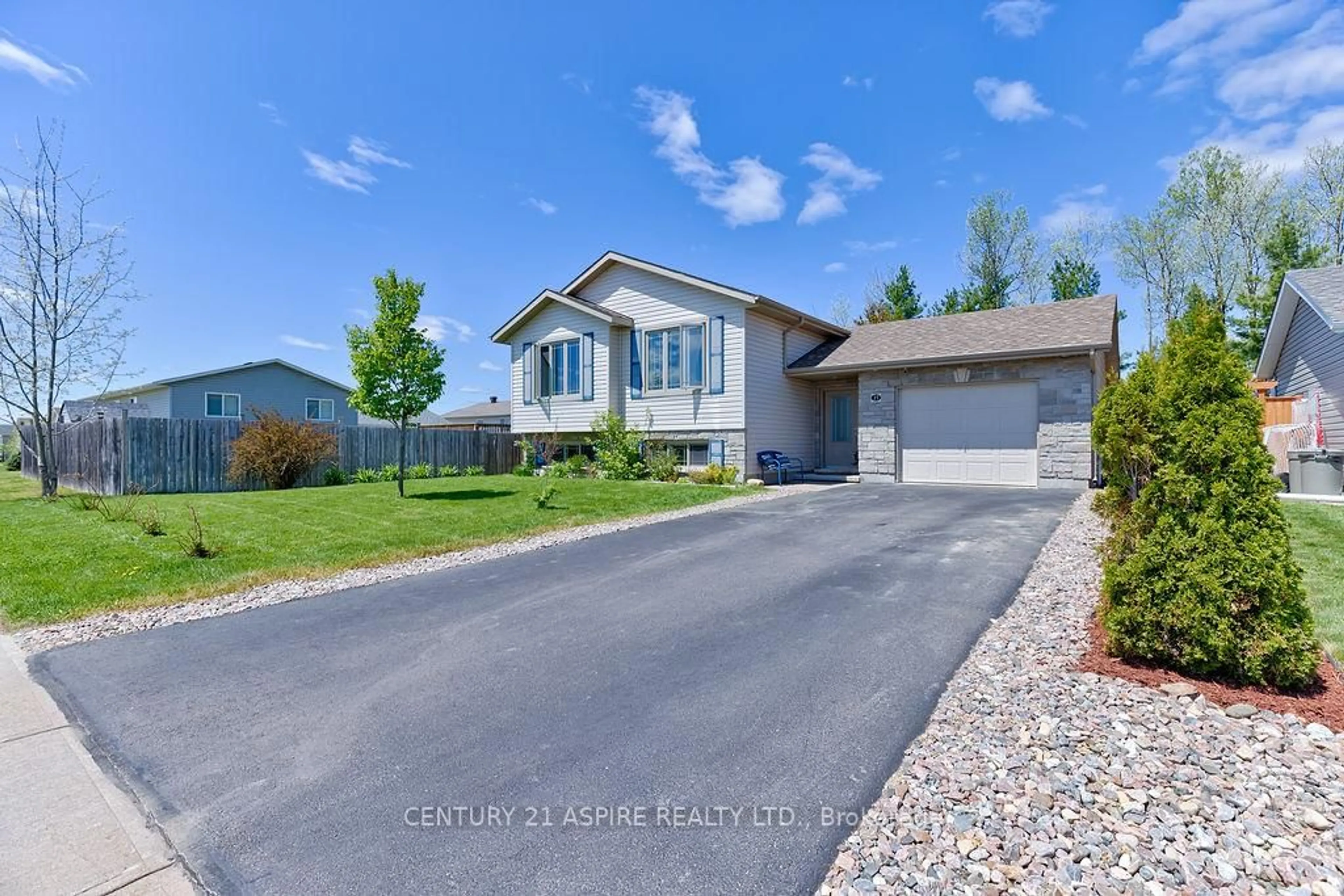 Home with vinyl exterior material, street for 27 Morning Star St, Petawawa Ontario K8H 0A1