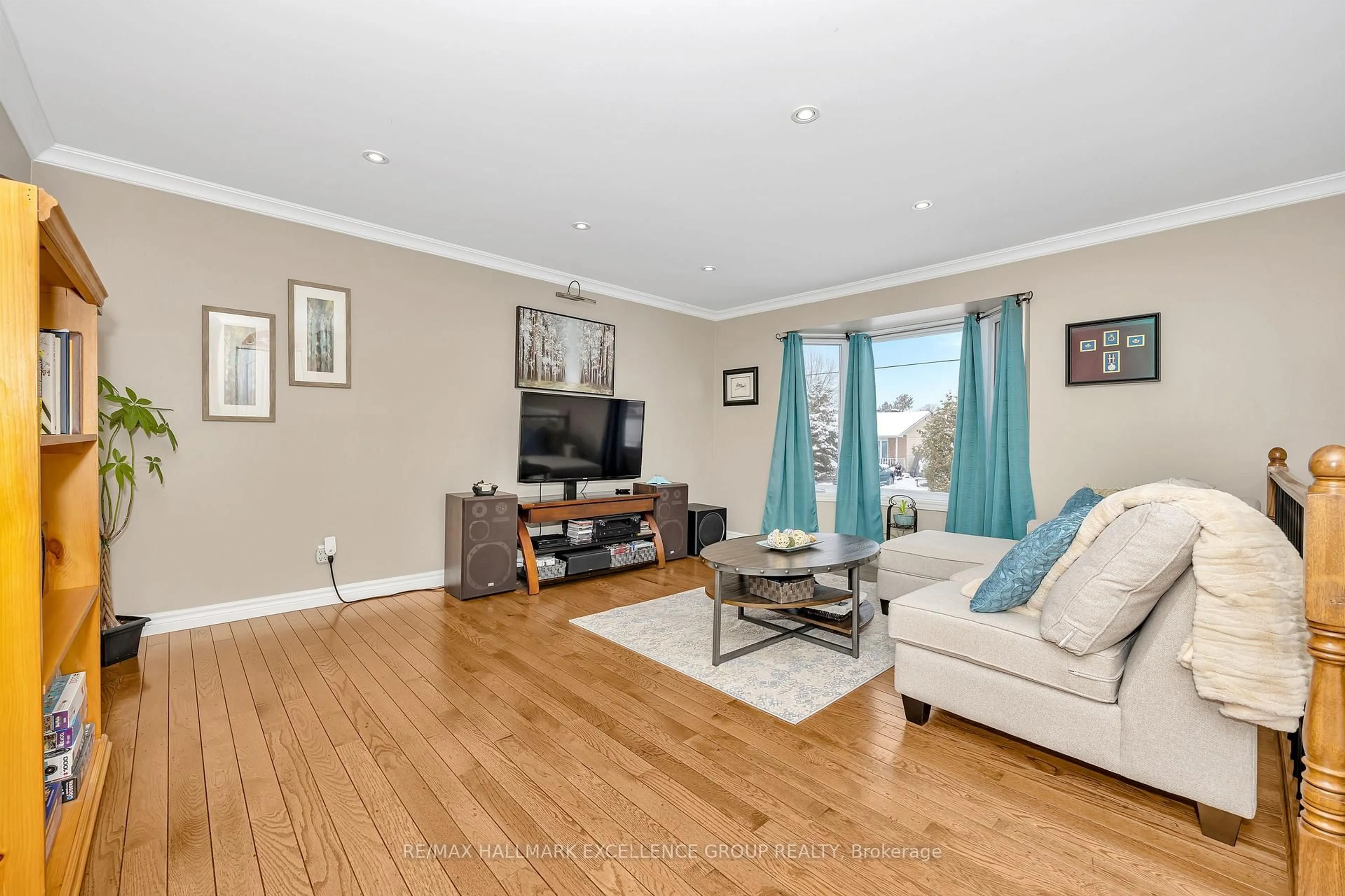 Living room with furniture, wood/laminate floor for 408 Andre St, Clarence-Rockland Ontario K4K 1B2