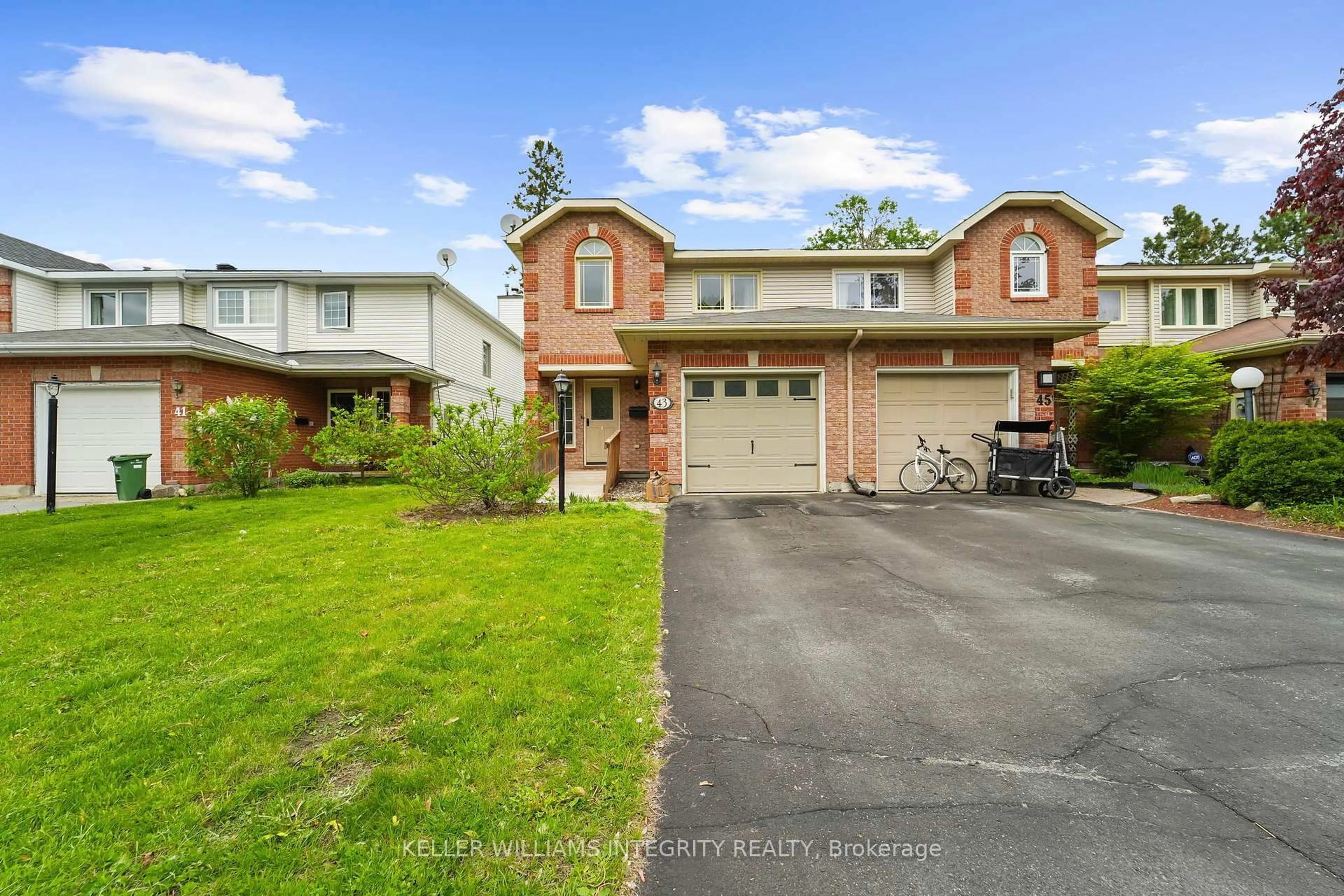 A pic from outside/outdoor area/front of a property/back of a property/a pic from drone, street for 43 Aintree Pl, Ottawa Ontario K2M 2G6