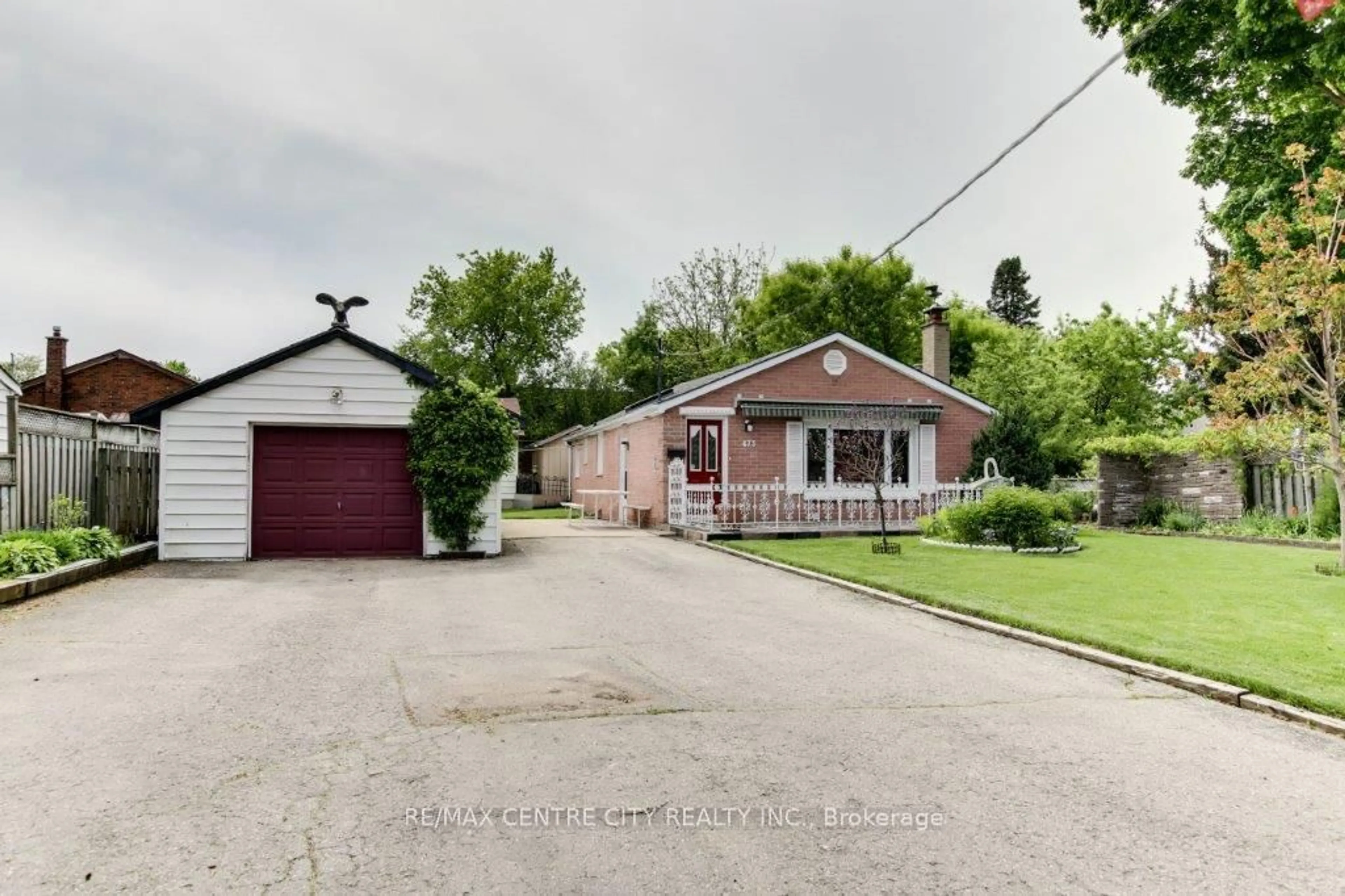 A pic from outside/outdoor area/front of a property/back of a property/a pic from drone, street for 473 Second St, London East Ontario N5V 2B3
