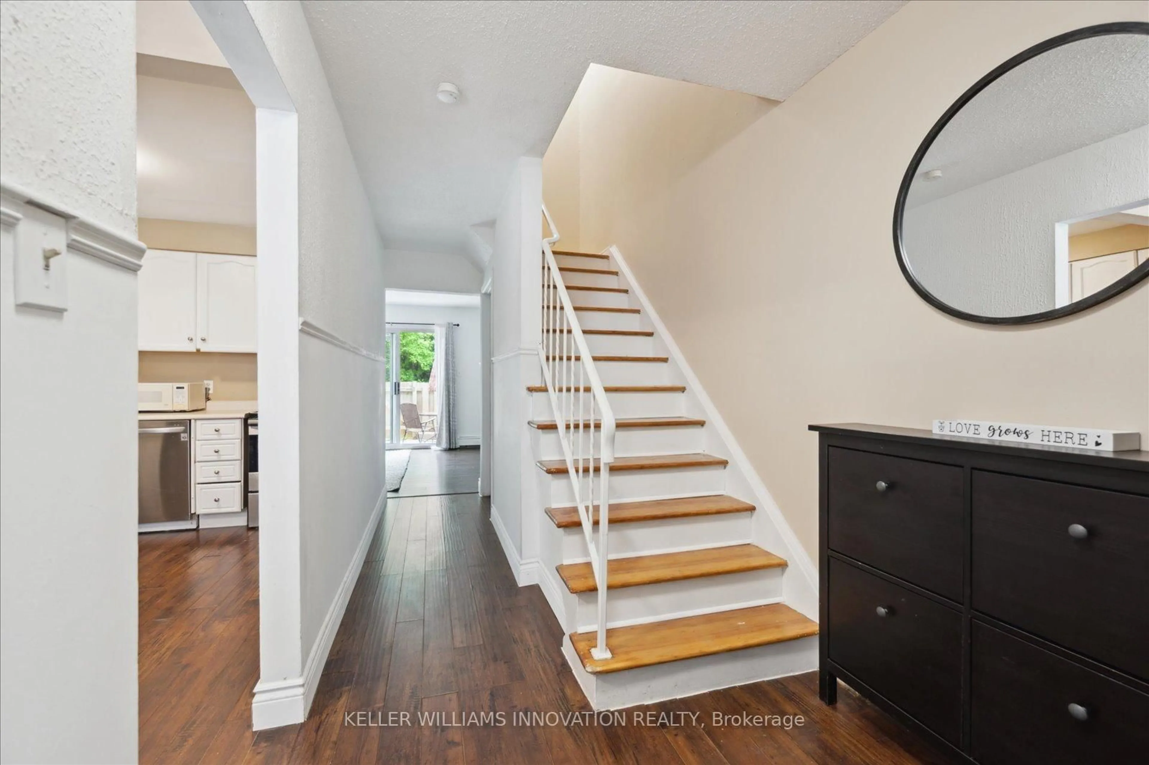 Indoor entryway for 293 Fairway Rd #33, Kitchener Ontario N2A 2P1