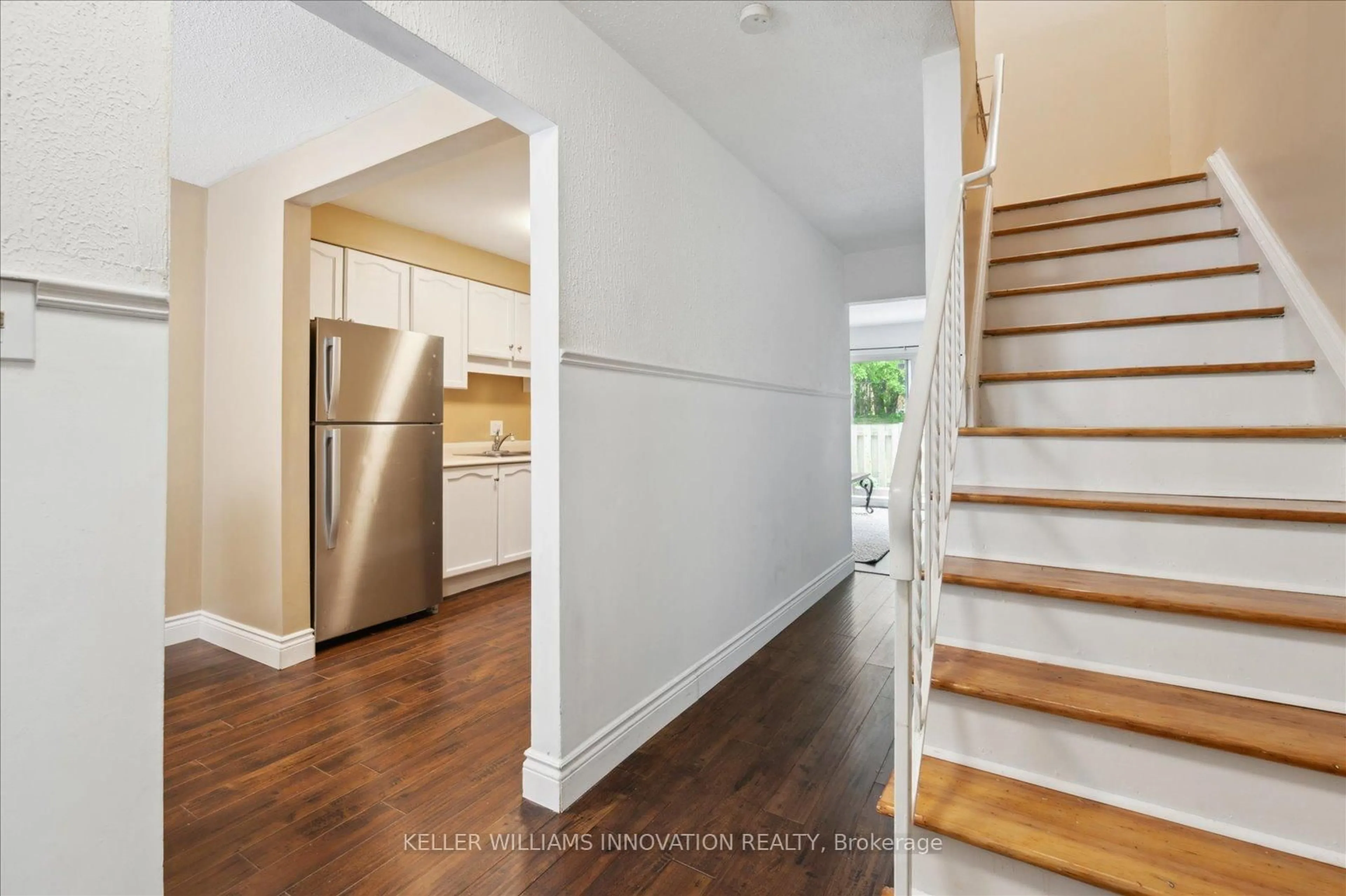 Indoor entryway for 293 Fairway Rd #33, Kitchener Ontario N2A 2P1