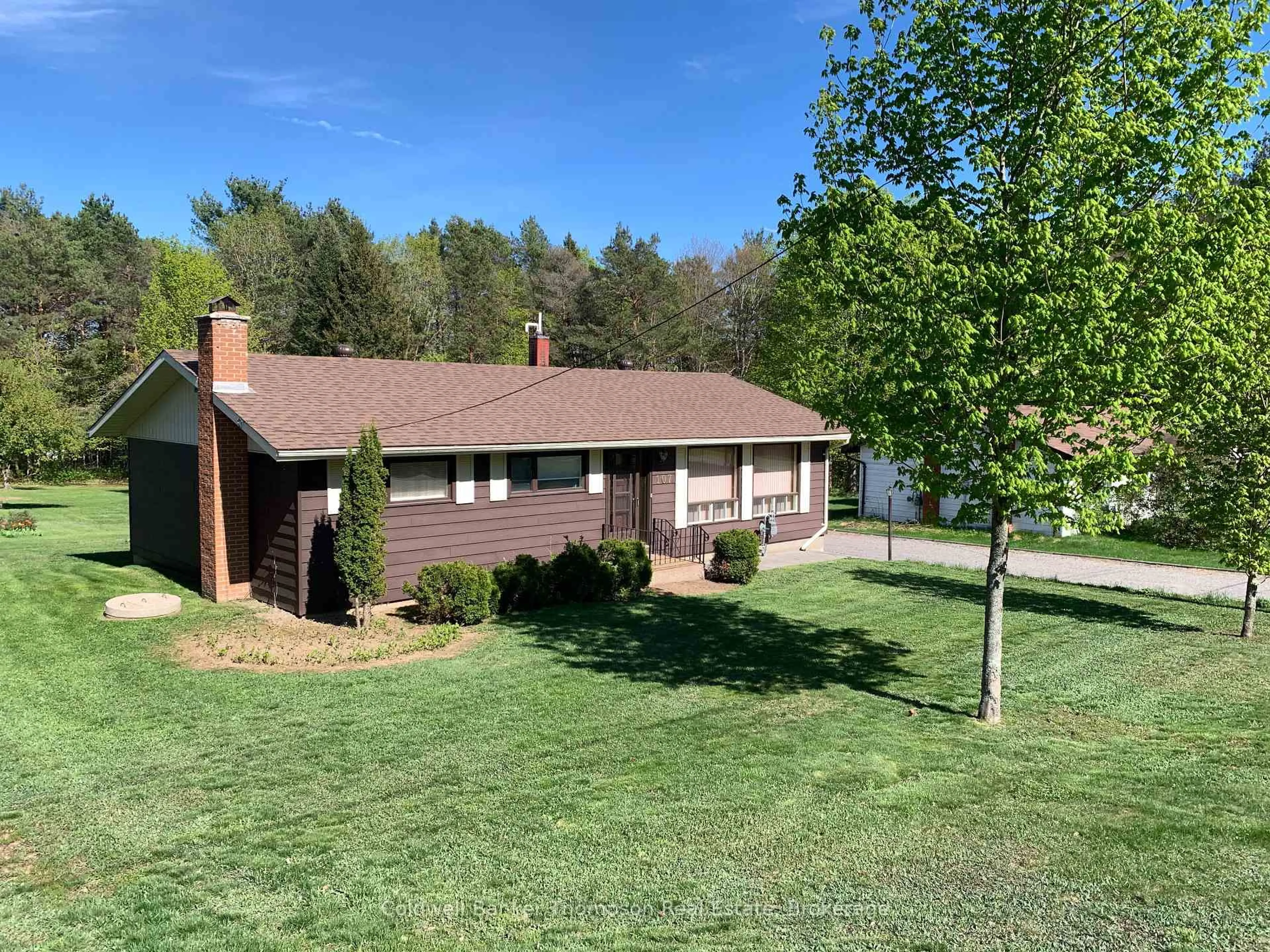 A pic from outside/outdoor area/front of a property/back of a property/a pic from drone, unknown for 107 Albert St, Sundridge Ontario P0A 1Z0