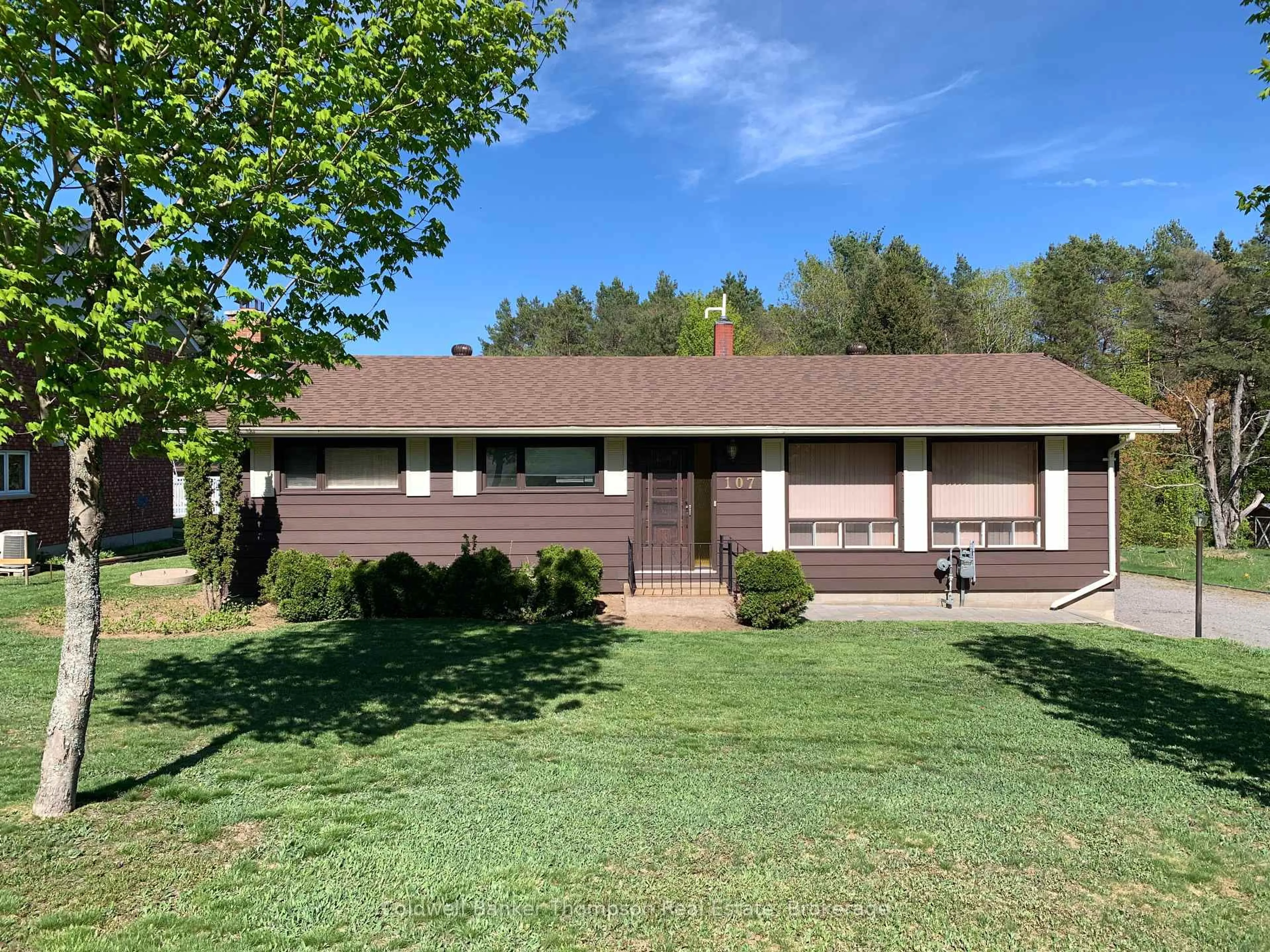 Home with vinyl exterior material, unknown for 107 Albert St, Sundridge Ontario P0A 1Z0