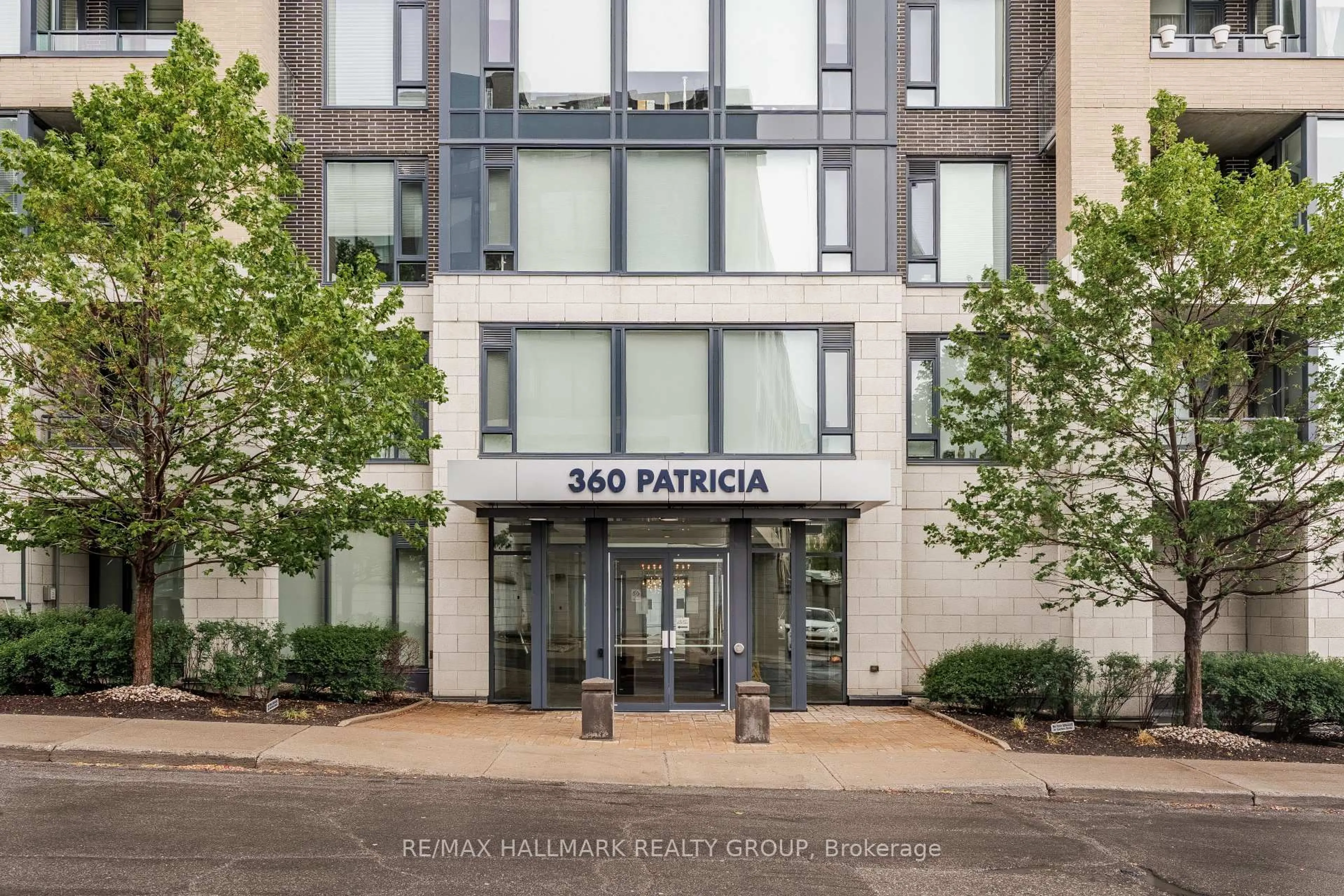 Patio, street for 360 Patricia Ave #613, Ottawa Ontario K1Z 0A8