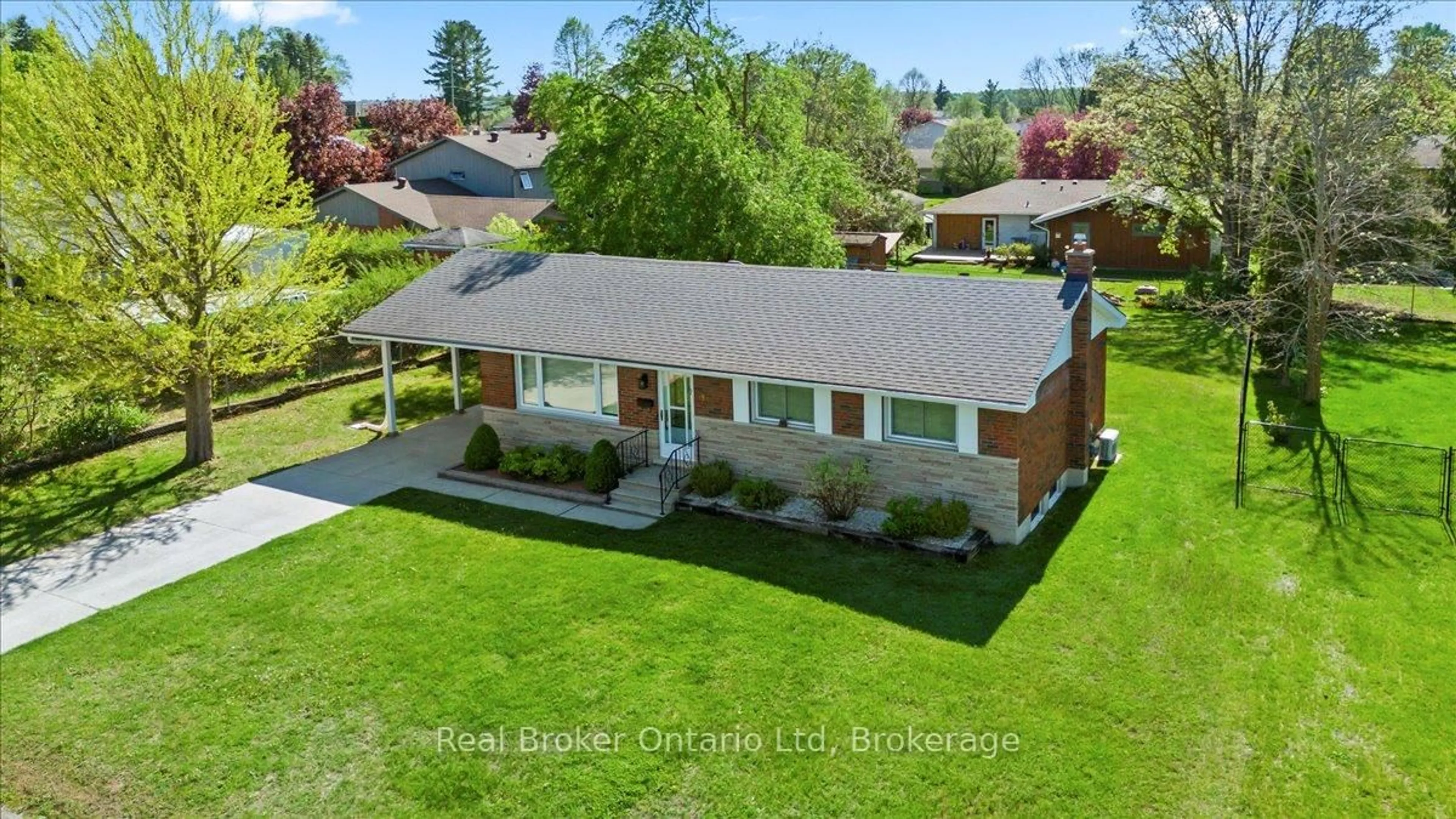 A pic from outside/outdoor area/front of a property/back of a property/a pic from drone, street for 158 6th Ave, Hanover Ontario N4N 2E4