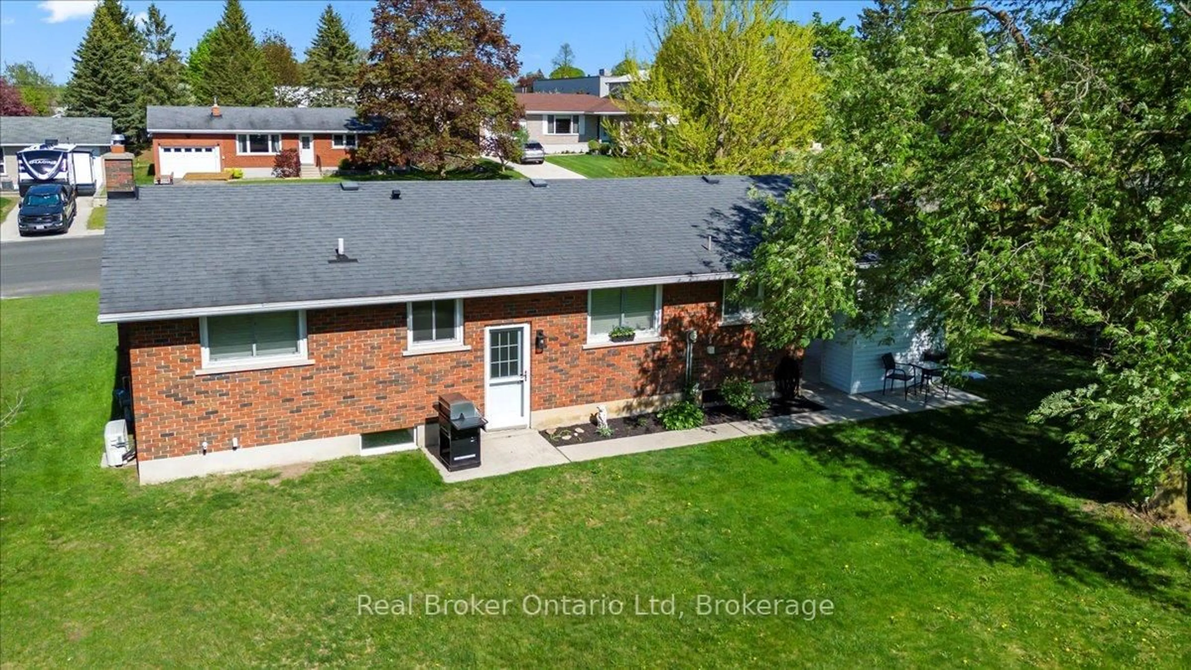 A pic from outside/outdoor area/front of a property/back of a property/a pic from drone, street for 158 6th Ave, Hanover Ontario N4N 2E4