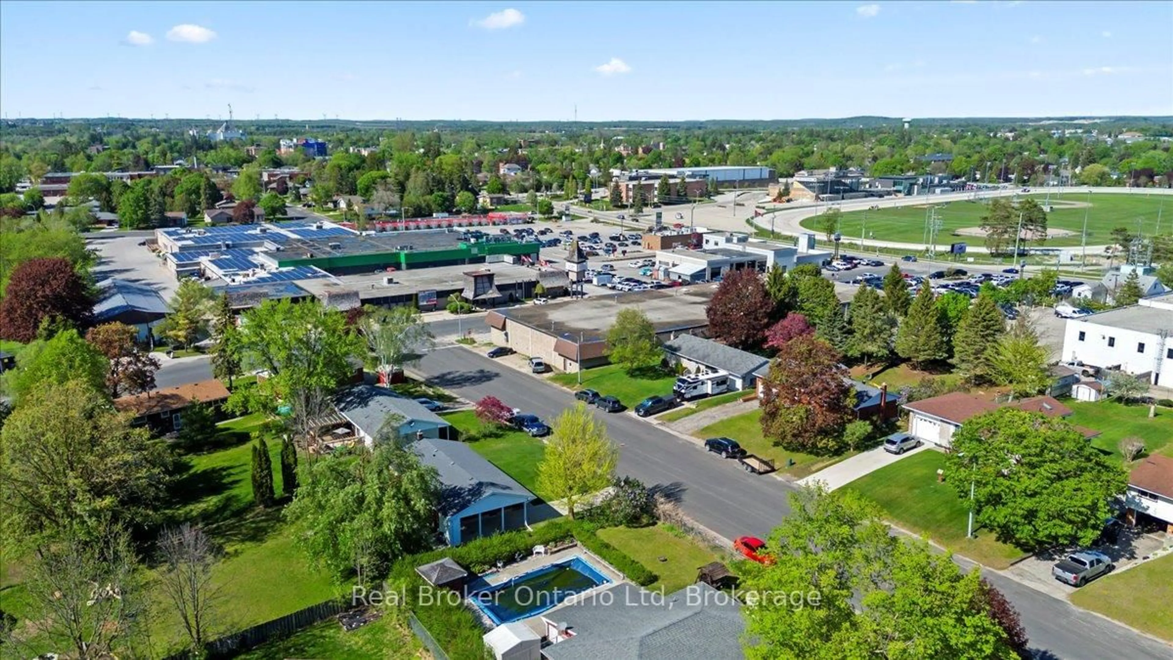 A pic from outside/outdoor area/front of a property/back of a property/a pic from drone, street for 158 6th Ave, Hanover Ontario N4N 2E4