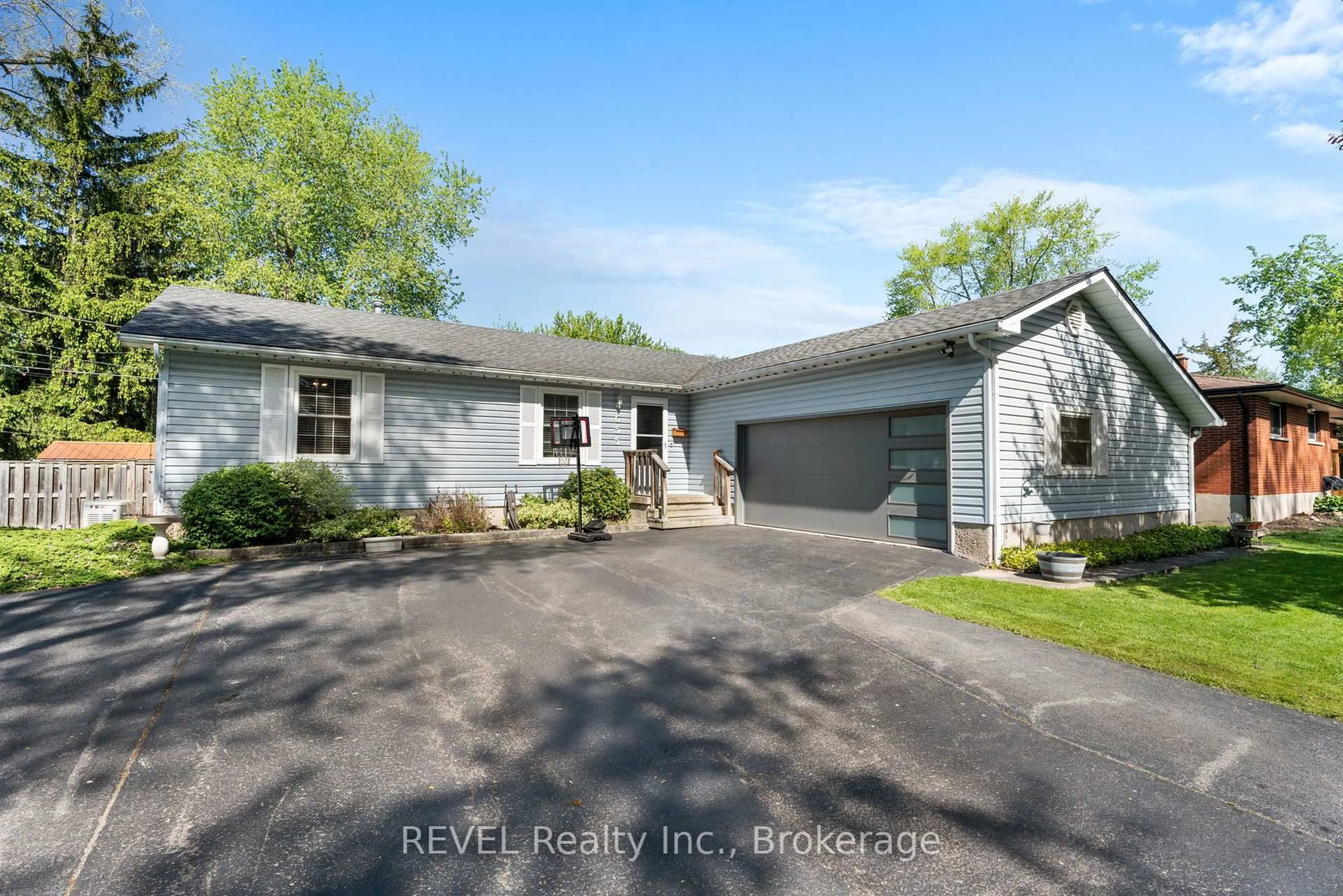 A pic from outside/outdoor area/front of a property/back of a property/a pic from drone, street for 655 Parkdale Ave, Fort Erie Ontario L2A 5B5