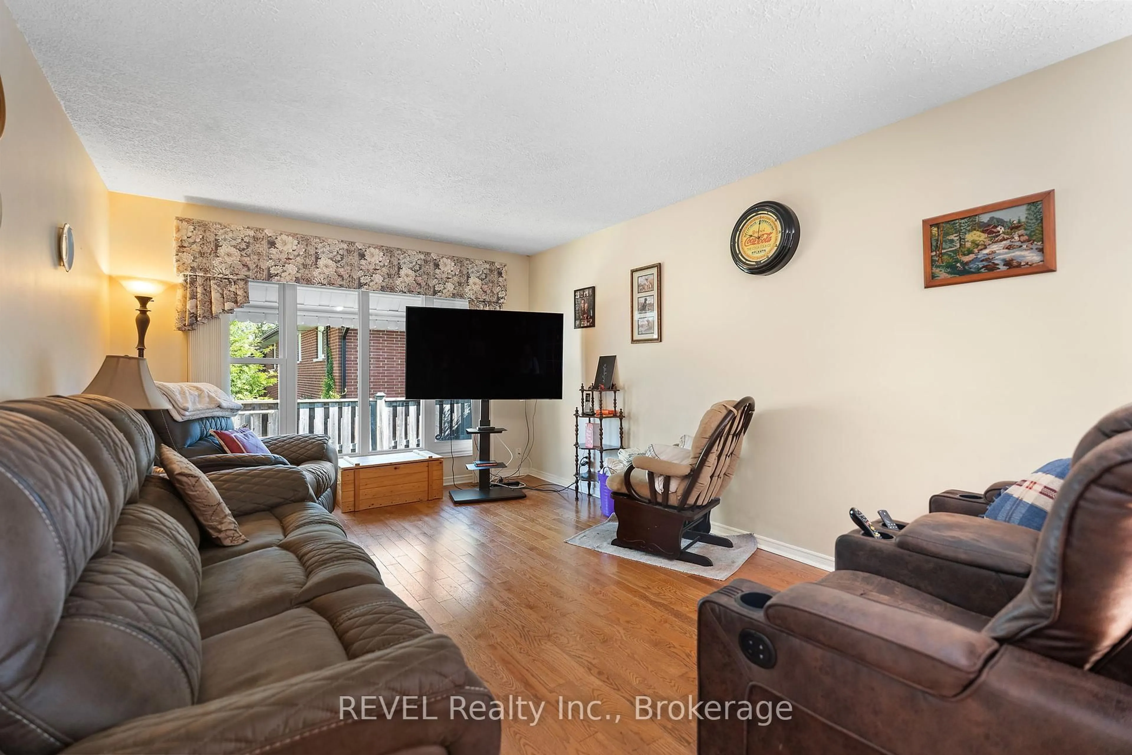 Living room with furniture, unknown for 655 Parkdale Ave, Fort Erie Ontario L2A 5B5