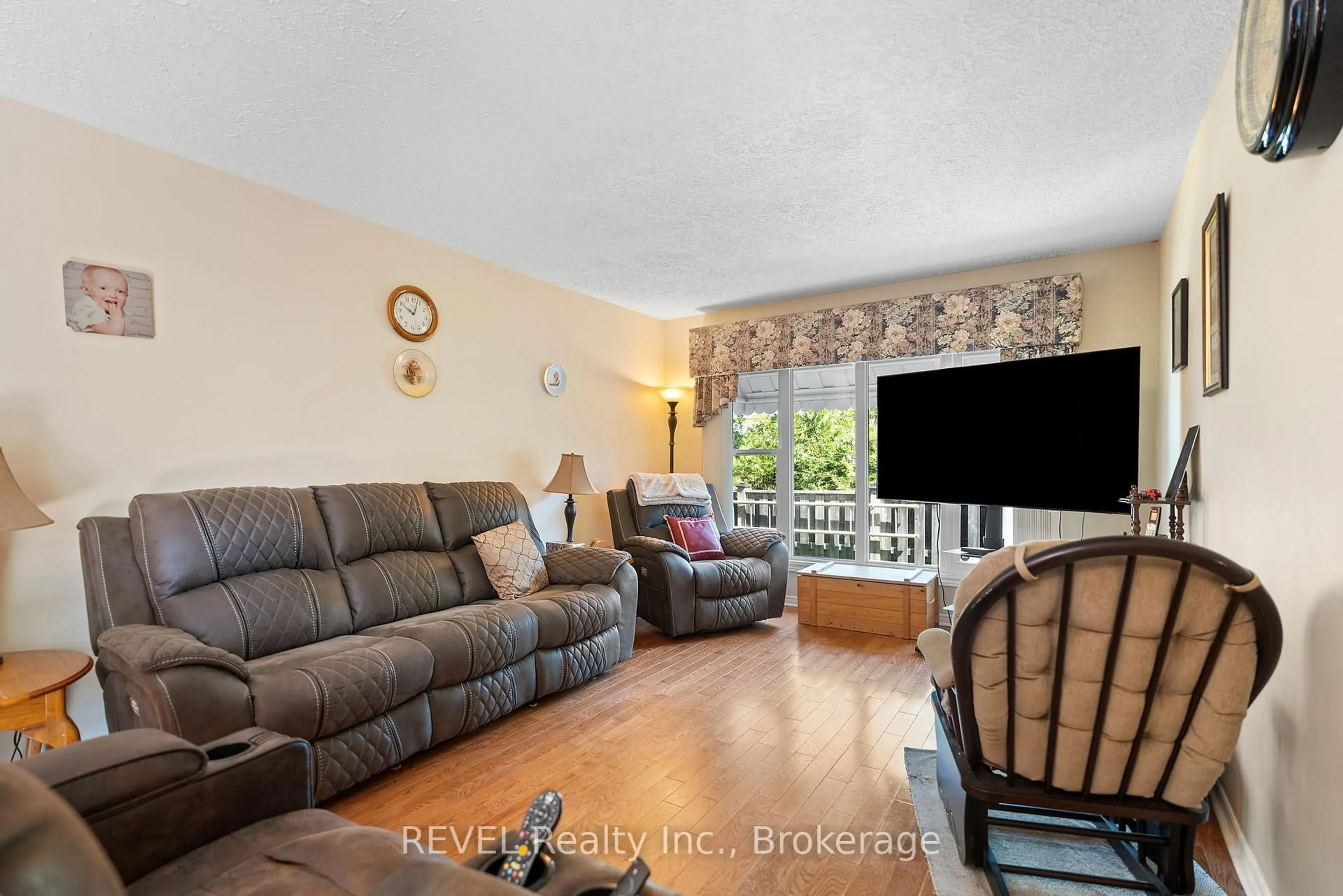 Living room with furniture, unknown for 655 Parkdale Ave, Fort Erie Ontario L2A 5B5