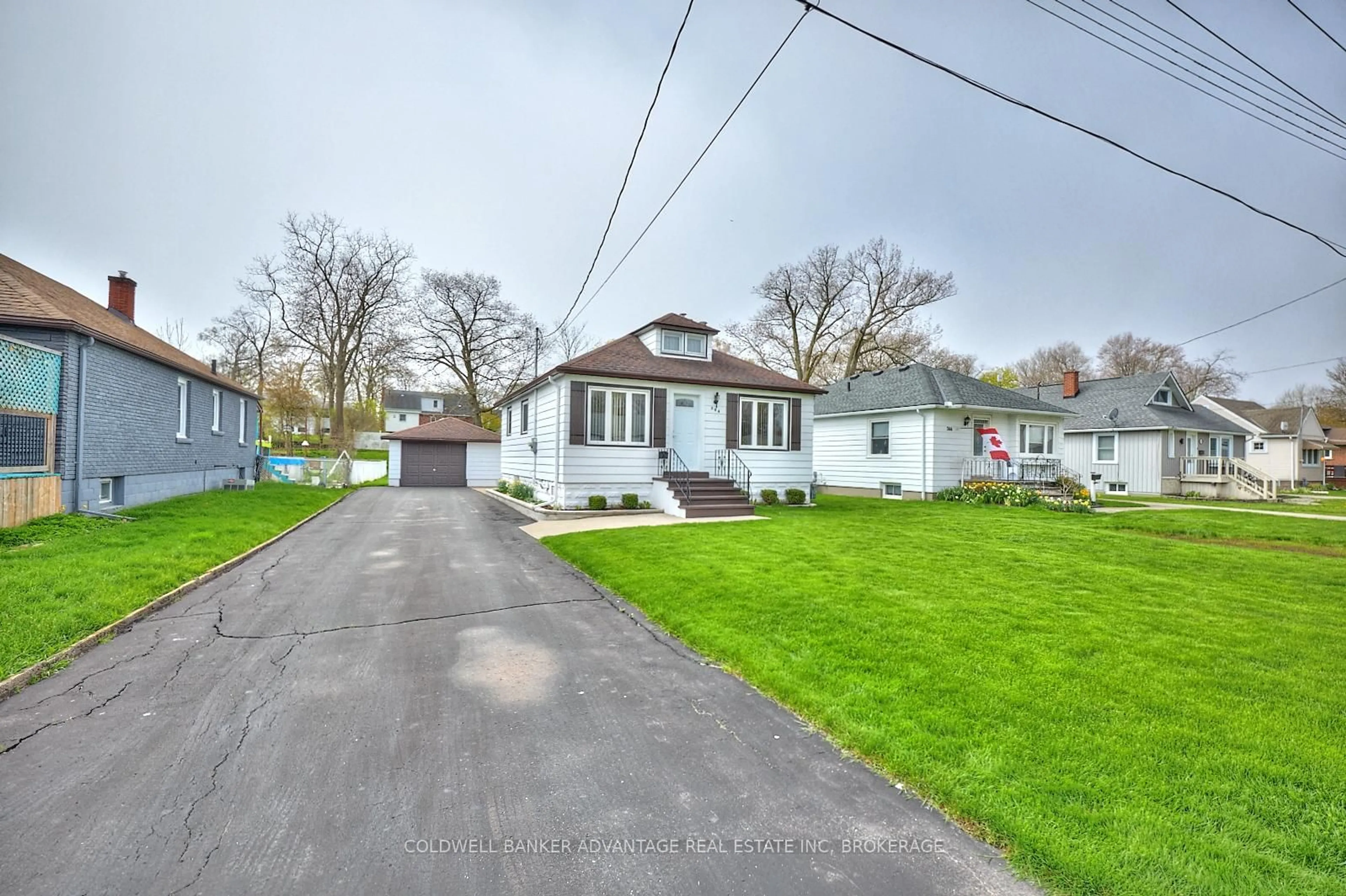 A pic from outside/outdoor area/front of a property/back of a property/a pic from drone, street for 364 Sugarloaf St, Port Colborne Ontario L3K 2P3