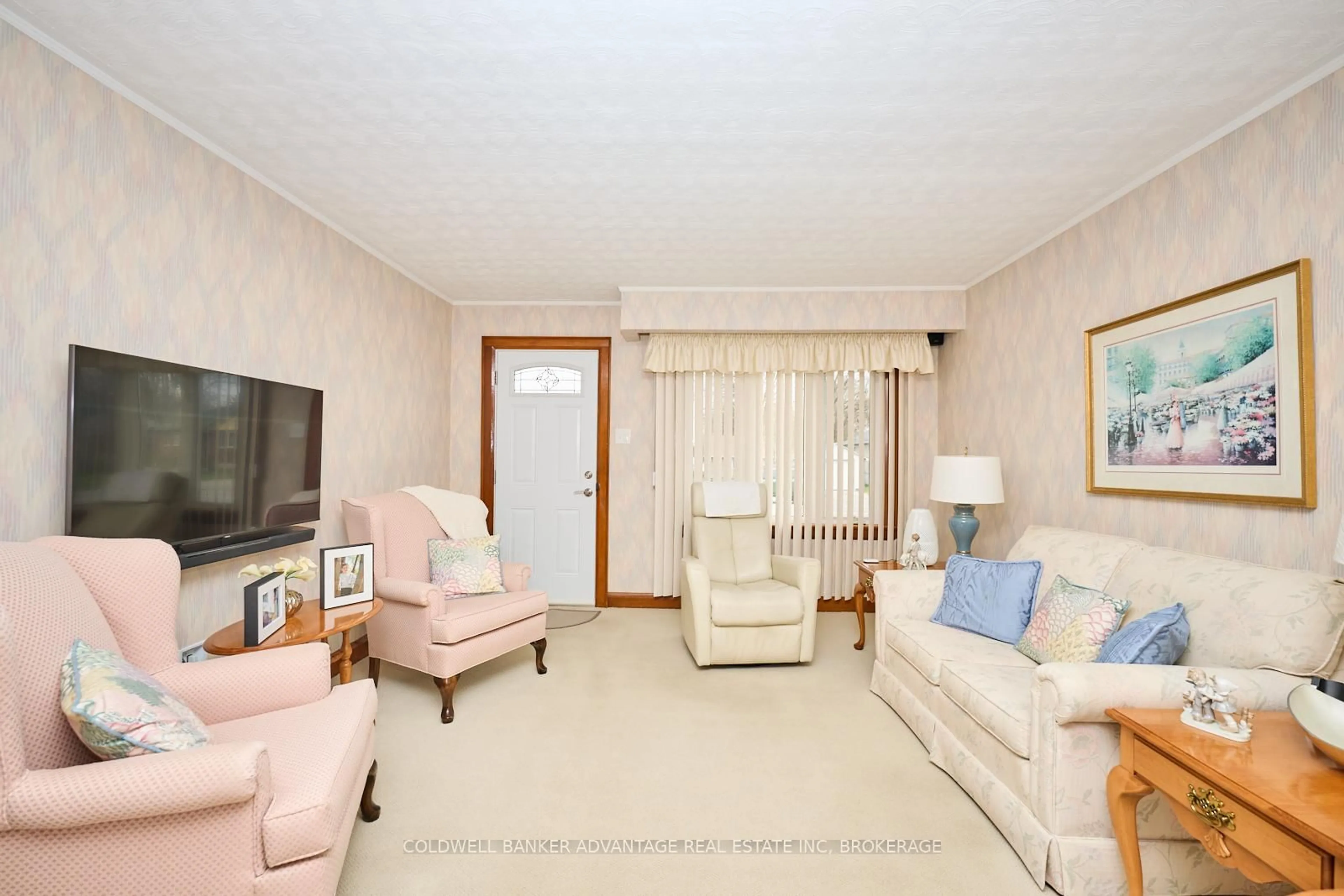 Living room with furniture, unknown for 364 Sugarloaf St, Port Colborne Ontario L3K 2P3
