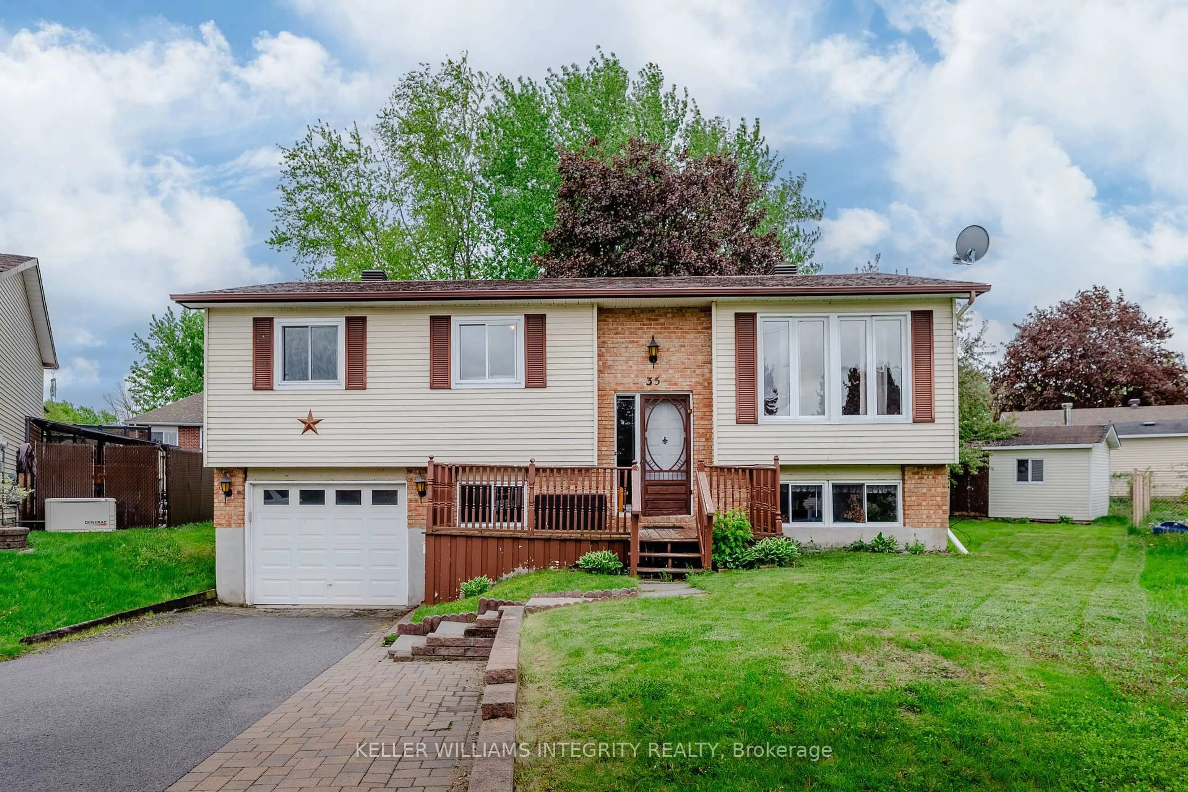 Home with vinyl exterior material, street for 35 Woods Lane, Cornwall Ontario K6J 5N7