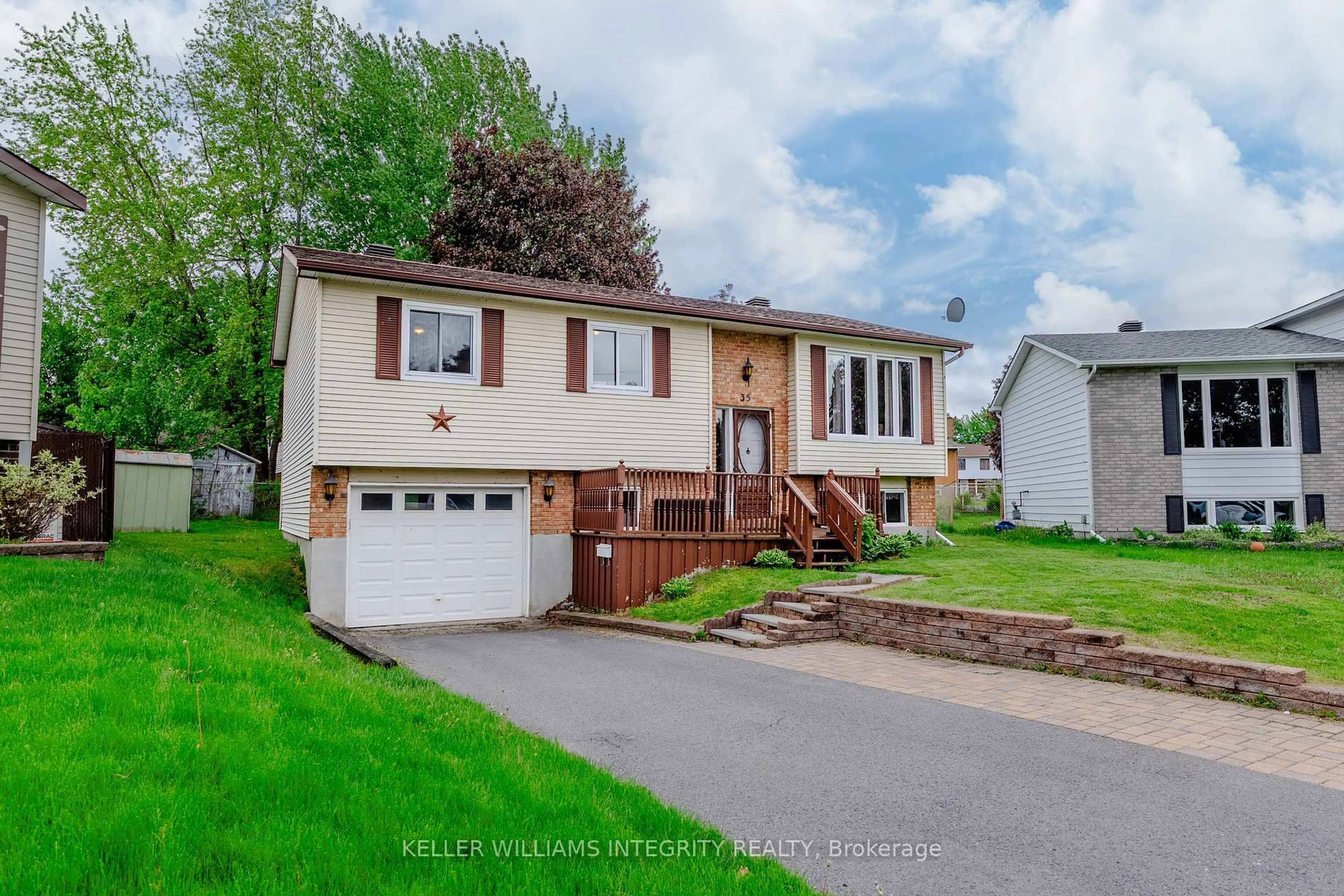 Home with vinyl exterior material, street for 35 Woods Lane, Cornwall Ontario K6J 5N7
