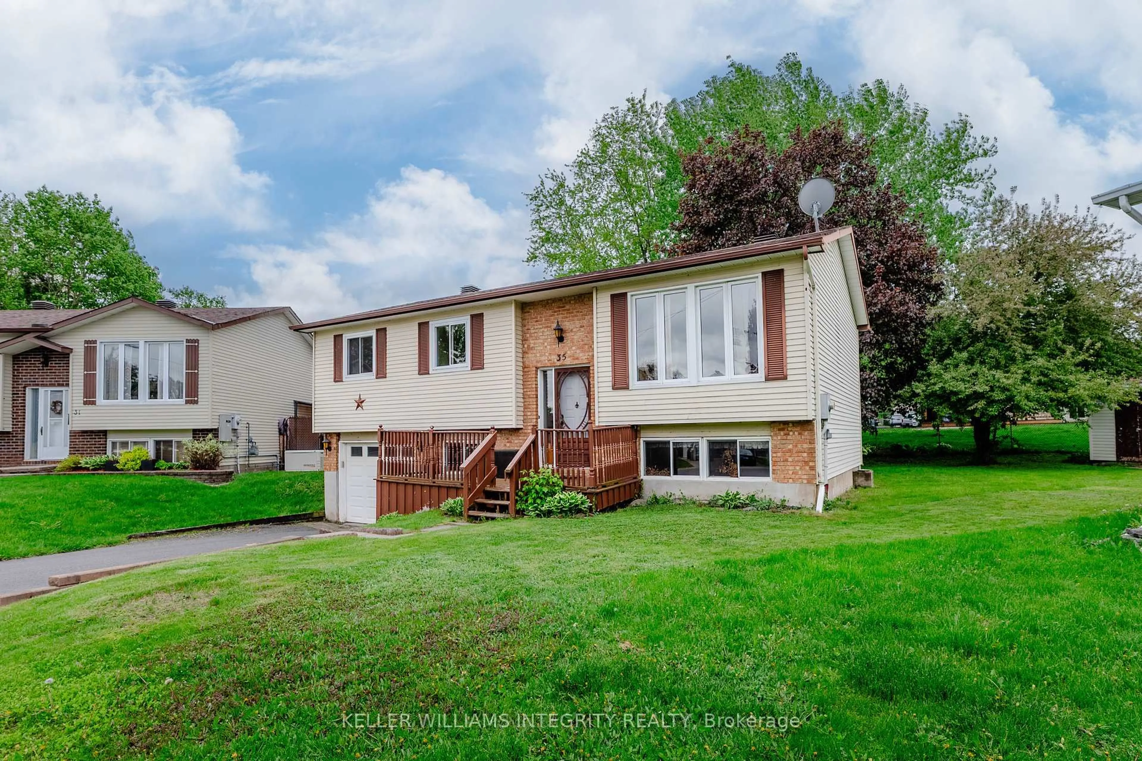 Home with vinyl exterior material, street for 35 Woods Lane, Cornwall Ontario K6J 5N7