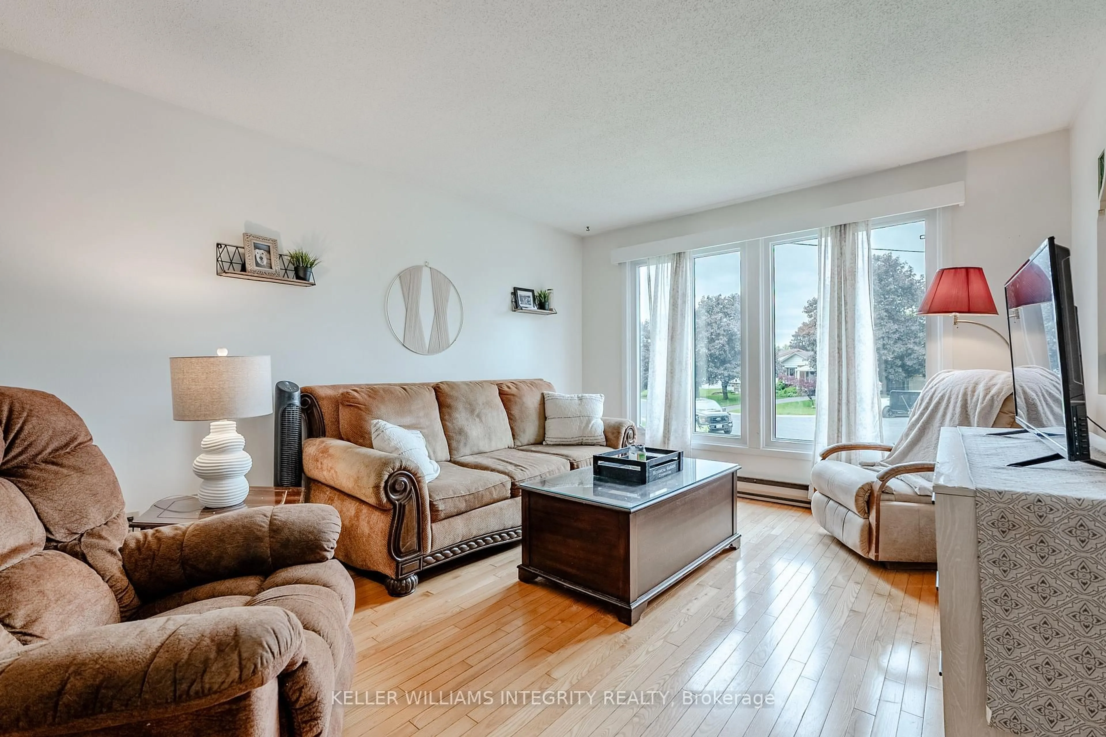 Living room with furniture, wood/laminate floor for 35 Woods Lane, Cornwall Ontario K6J 5N7