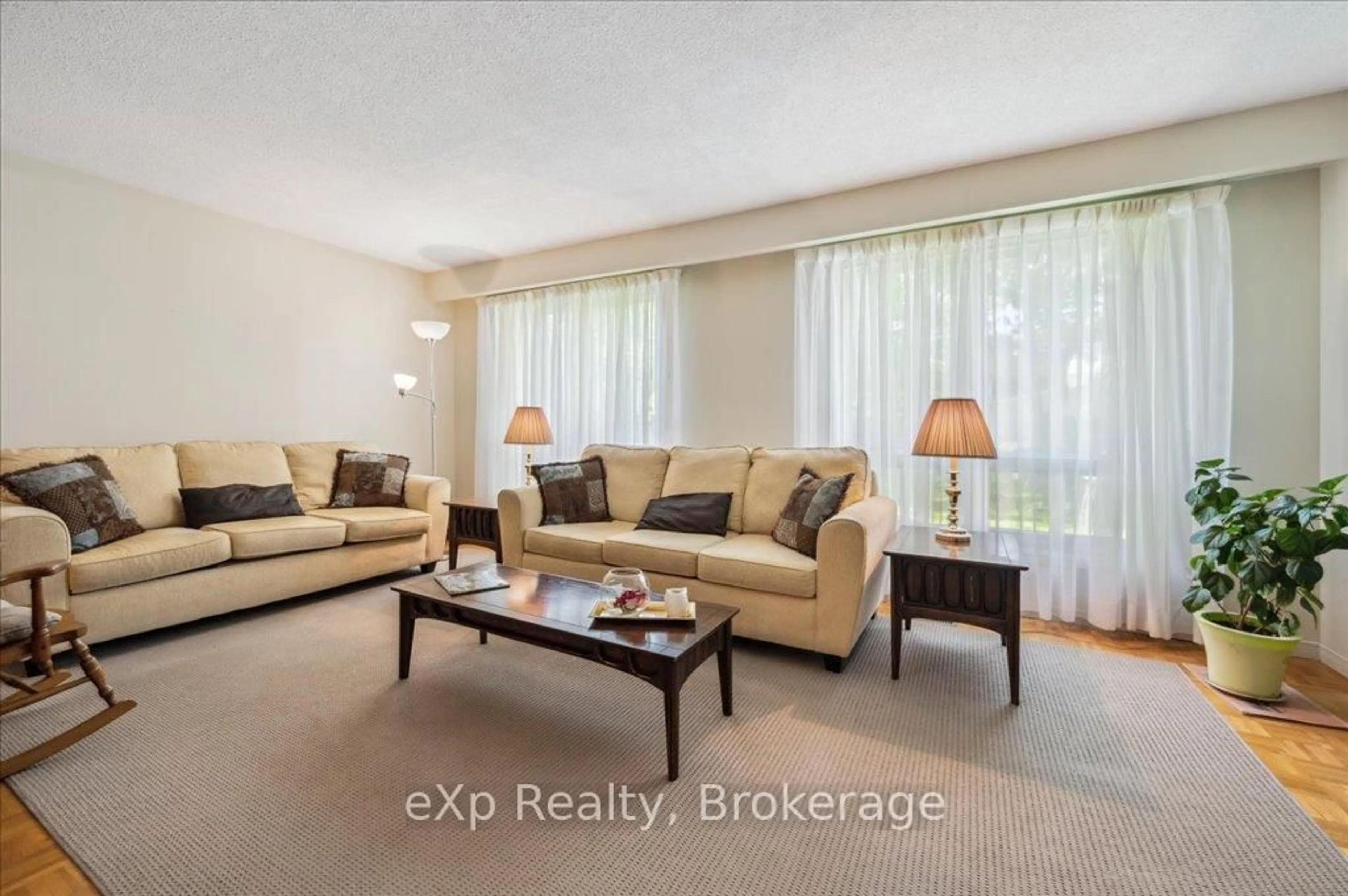 Living room with furniture, unknown for 133 Ingleside Dr, Kitchener Ontario N2M 2G9