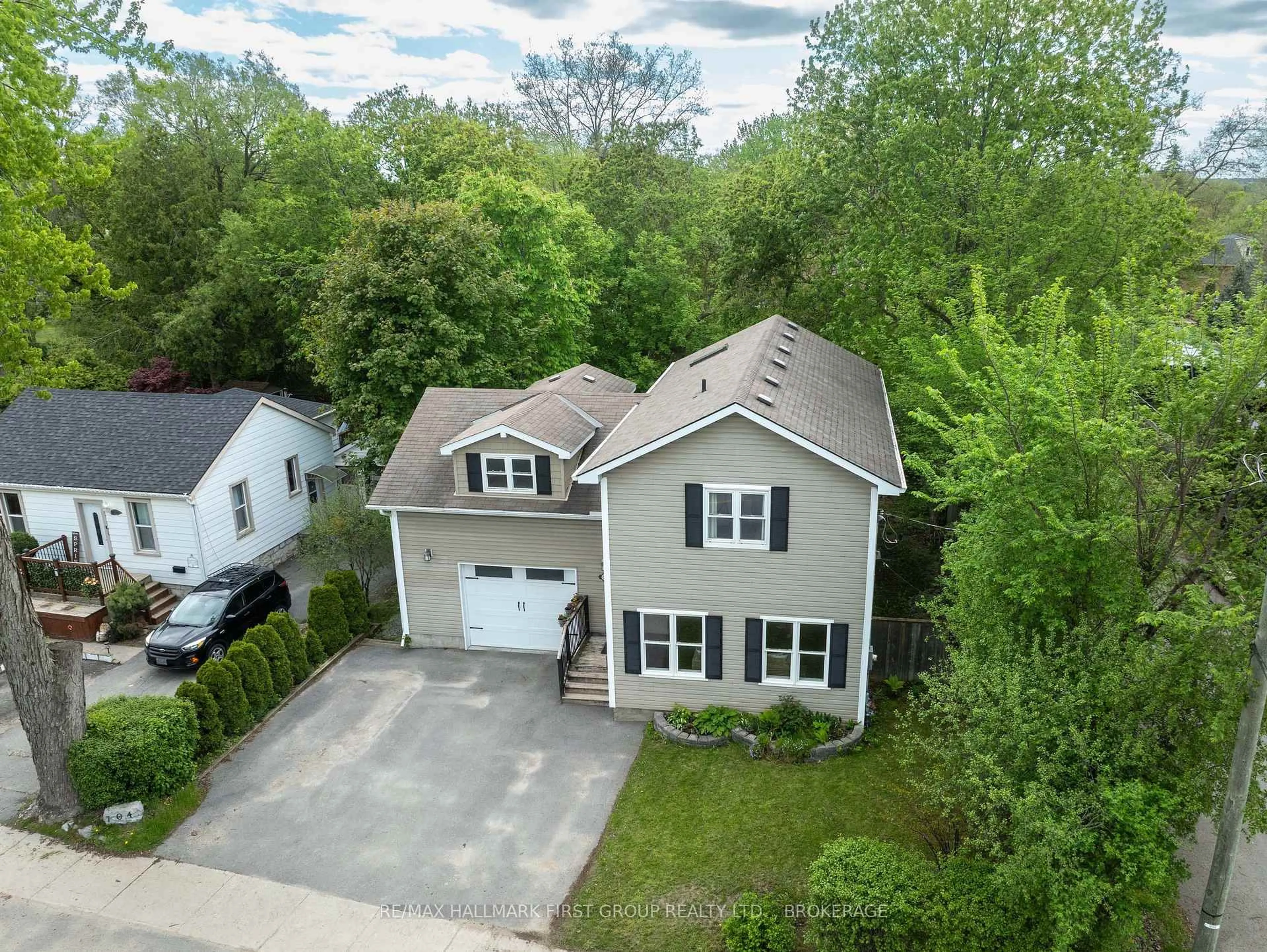 A pic from outside/outdoor area/front of a property/back of a property/a pic from drone, street for 704 Portsmouth Ave, Kingston Ontario K7M 1W5