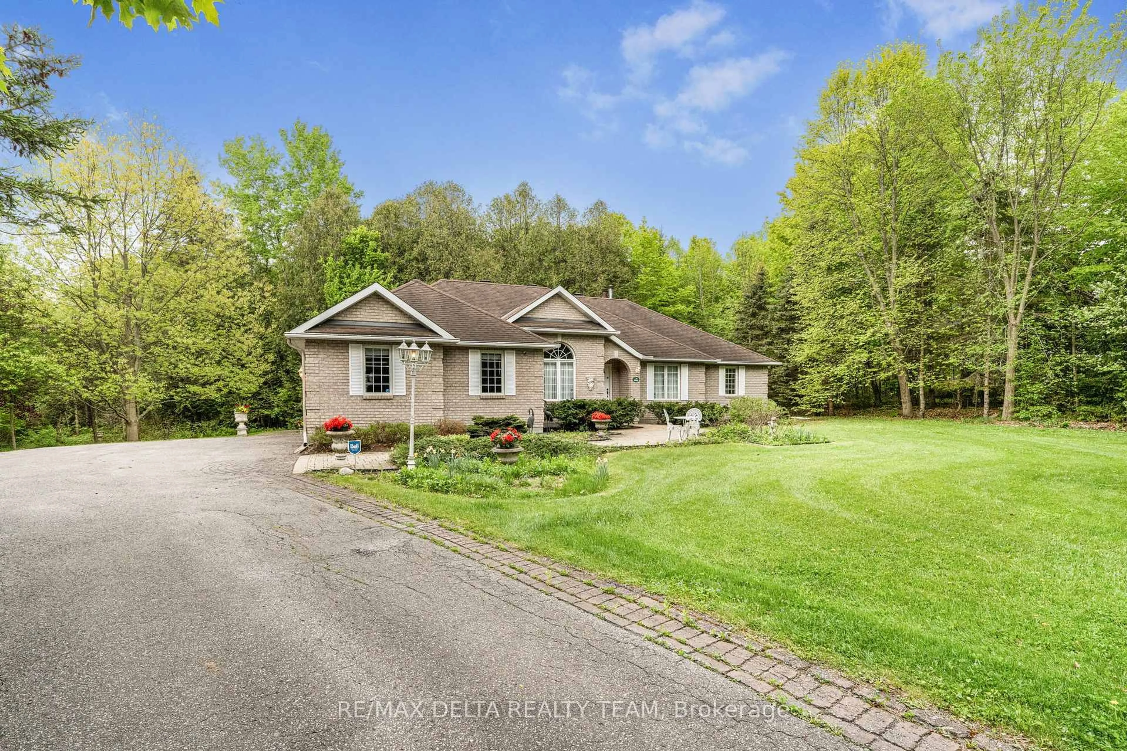A pic from outside/outdoor area/front of a property/back of a property/a pic from drone, street for 6316 Elkwood Dr, Ottawa Ontario K4P 1N1