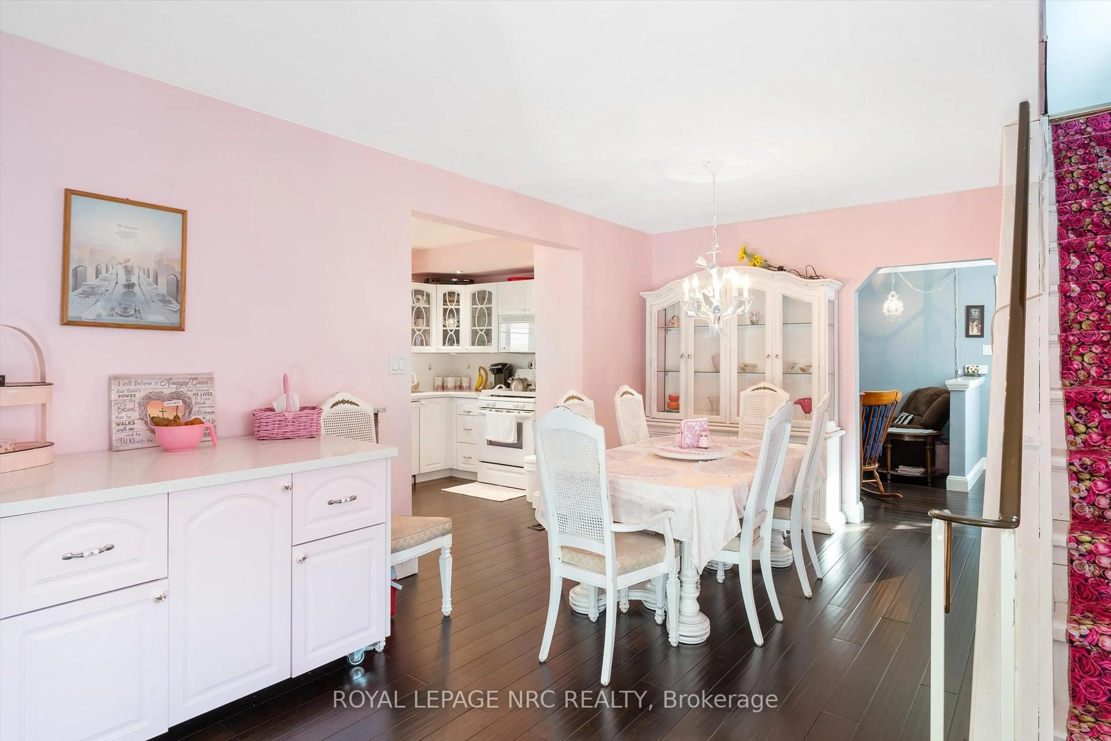 Dining room, wood/laminate floor for 11 CLEVELAND St, Thorold Ontario L2V 3K3