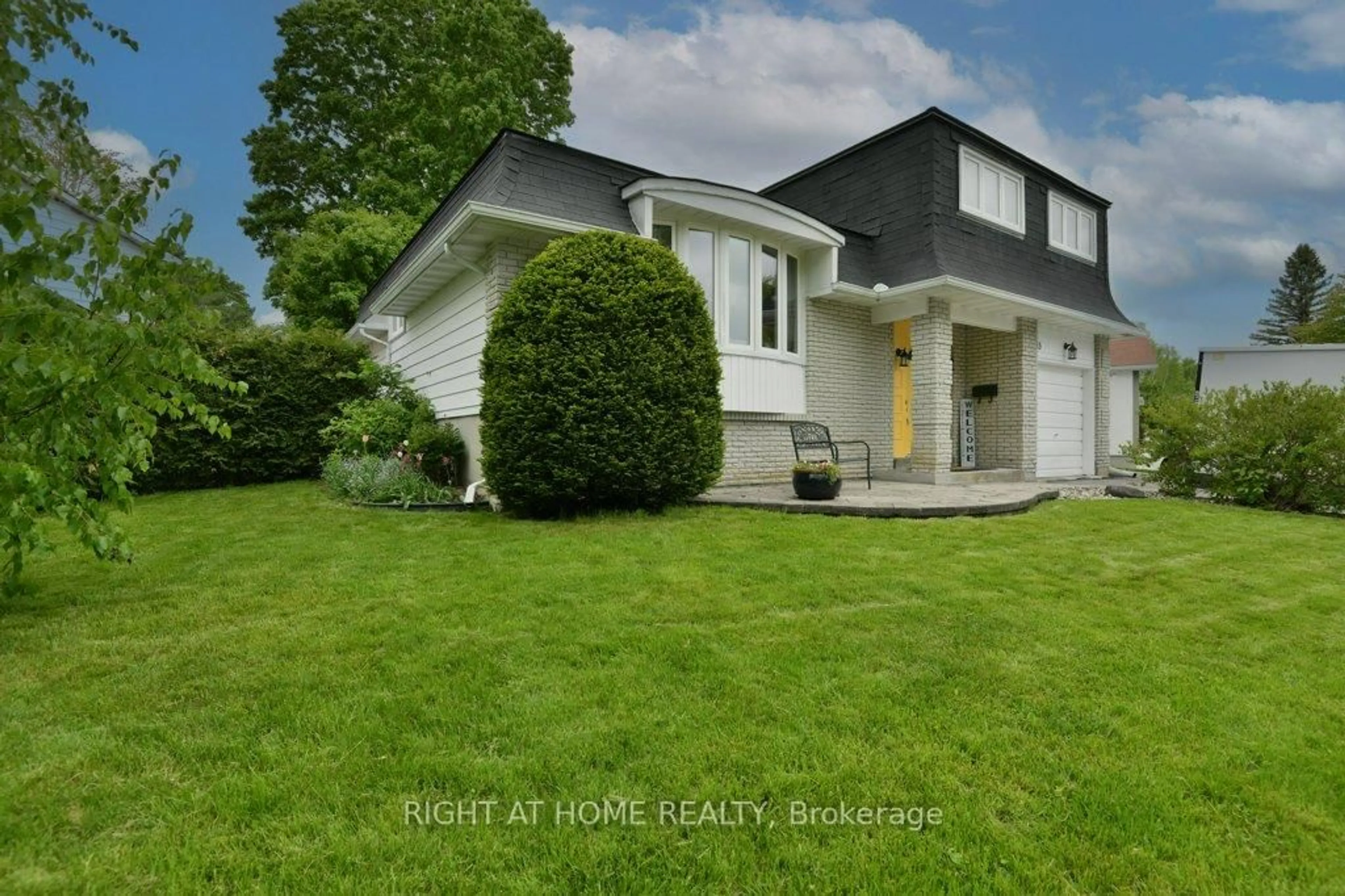 A pic from outside/outdoor area/front of a property/back of a property/a pic from drone, street for 13 Northpark Dr, Ottawa Ontario K1B 3R7