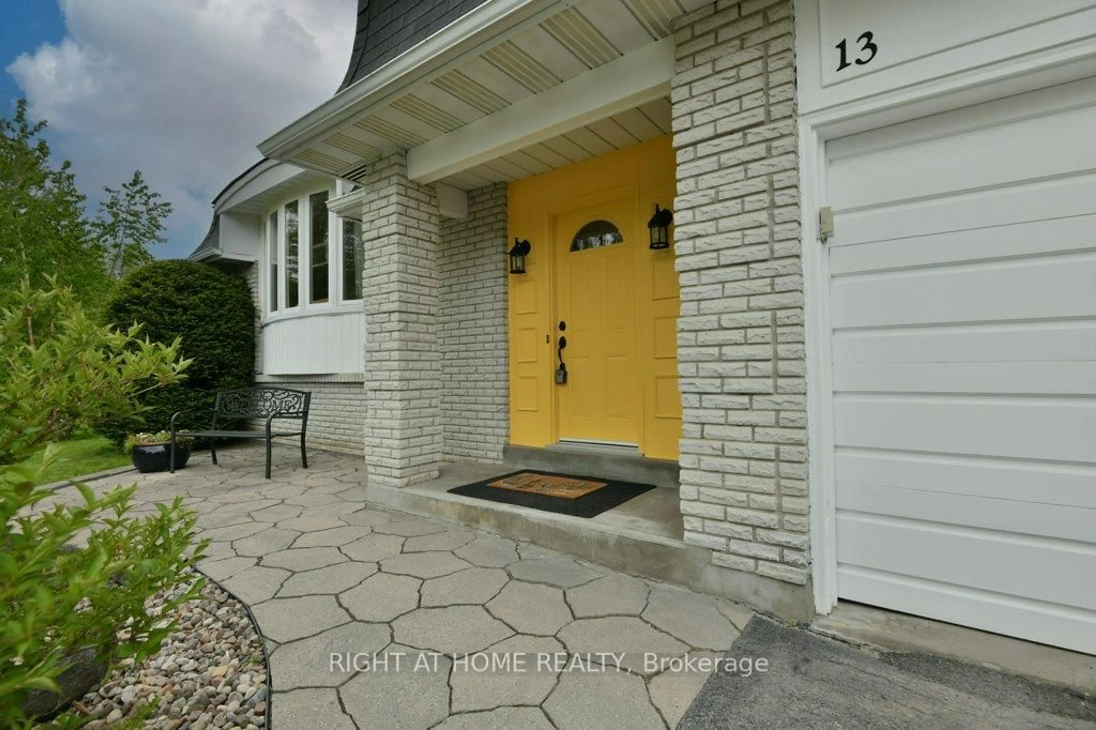 Indoor entryway for 13 Northpark Dr, Ottawa Ontario K1B 3R7
