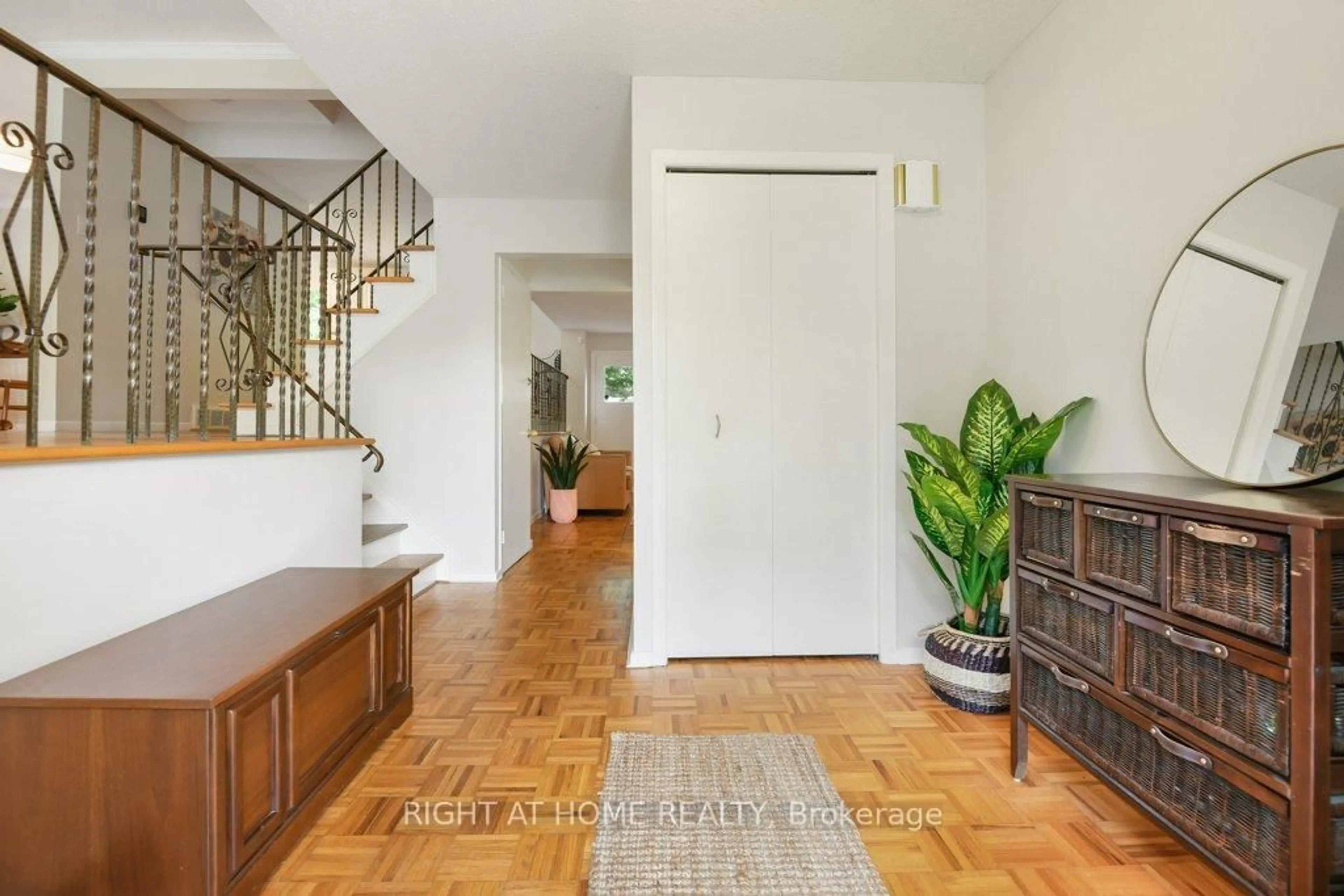 Indoor entryway for 13 Northpark Dr, Ottawa Ontario K1B 3R7