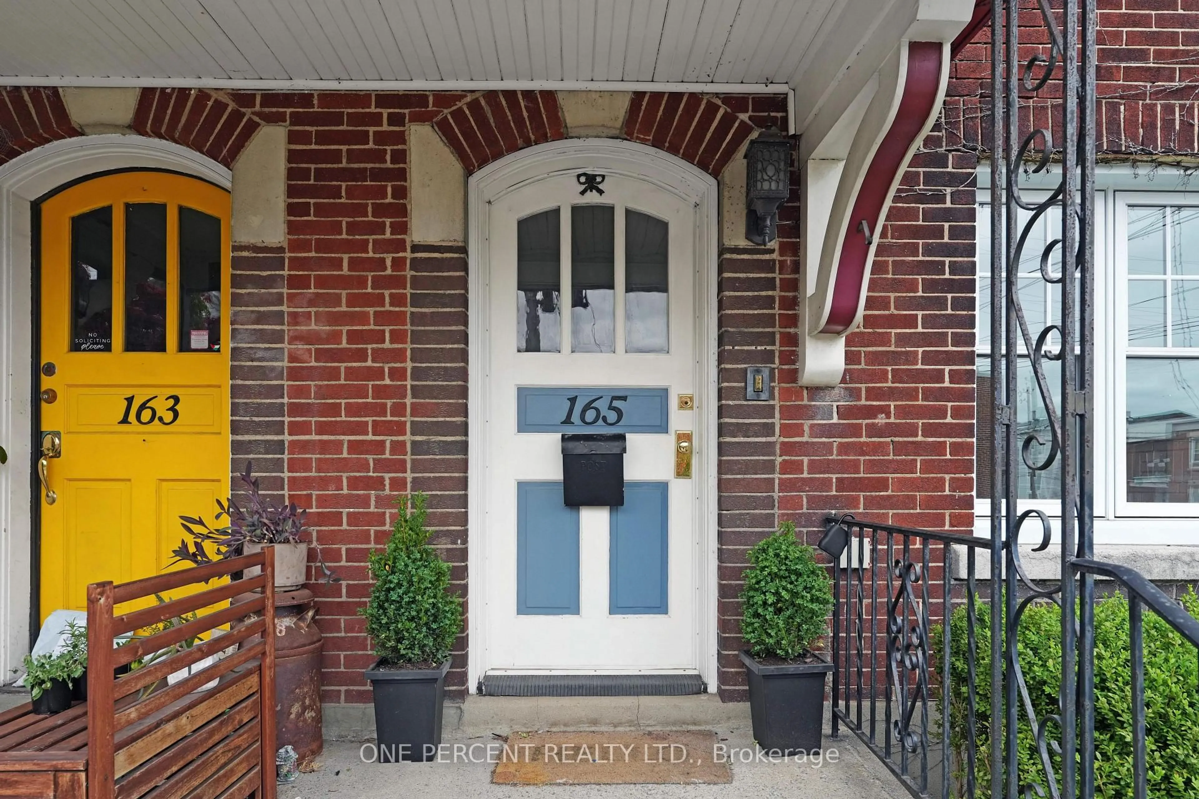 Indoor entryway for 165 Hawthorne Ave, Ottawa Ontario K1S 0B2