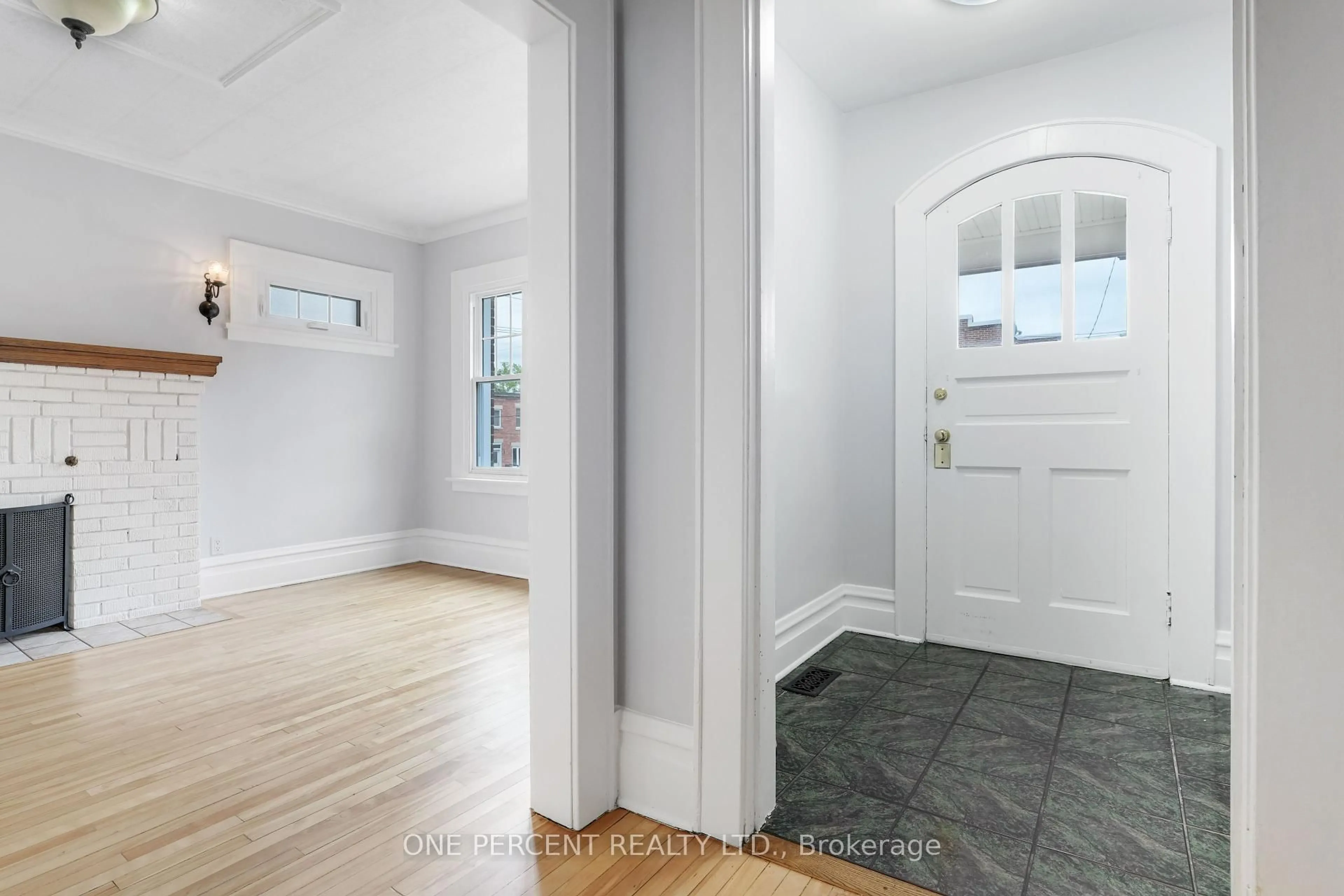 Indoor entryway for 165 Hawthorne Ave, Ottawa Ontario K1S 0B2