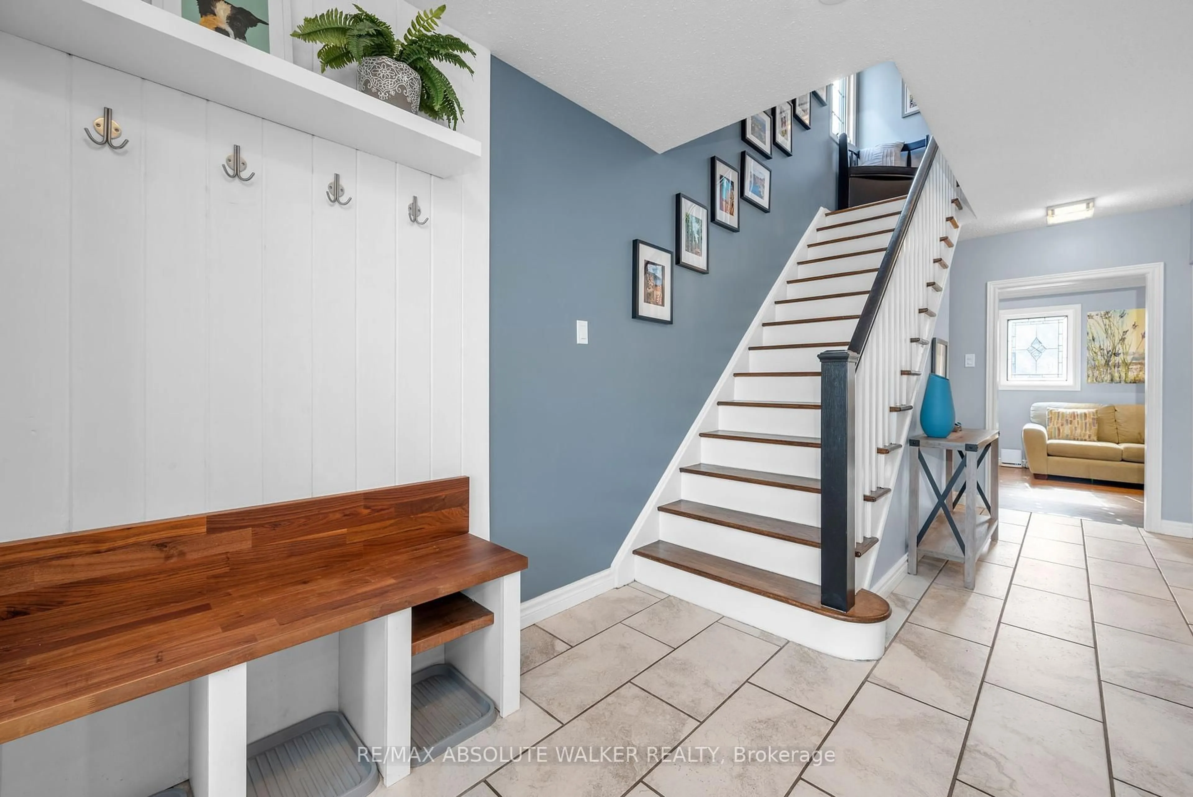 Indoor entryway for 2238 Louisiana Ave, Ottawa Ontario K1H 6T6