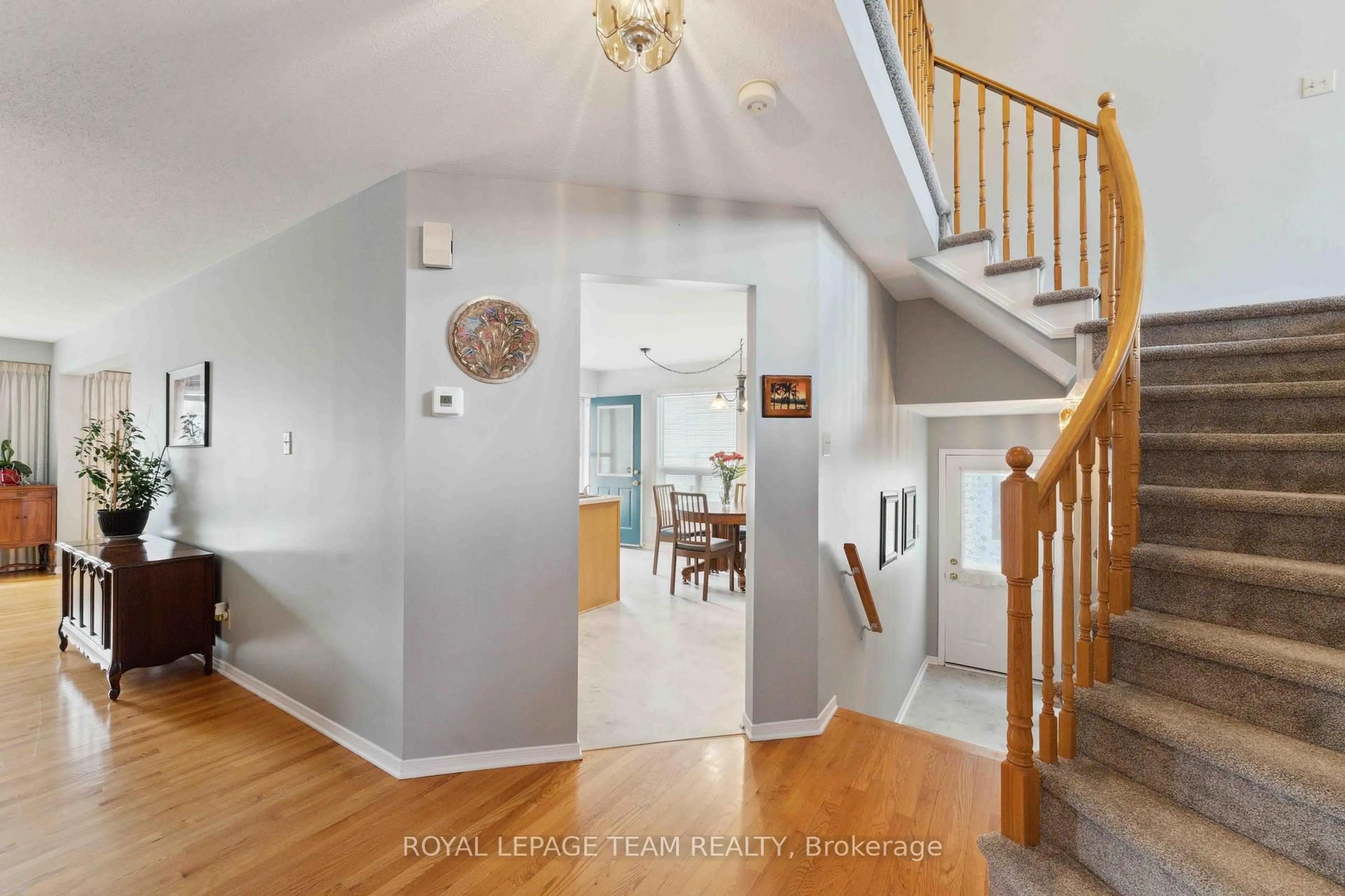 Indoor entryway for 16 Royal Field Cres, Ottawa Ontario K2J 4E8