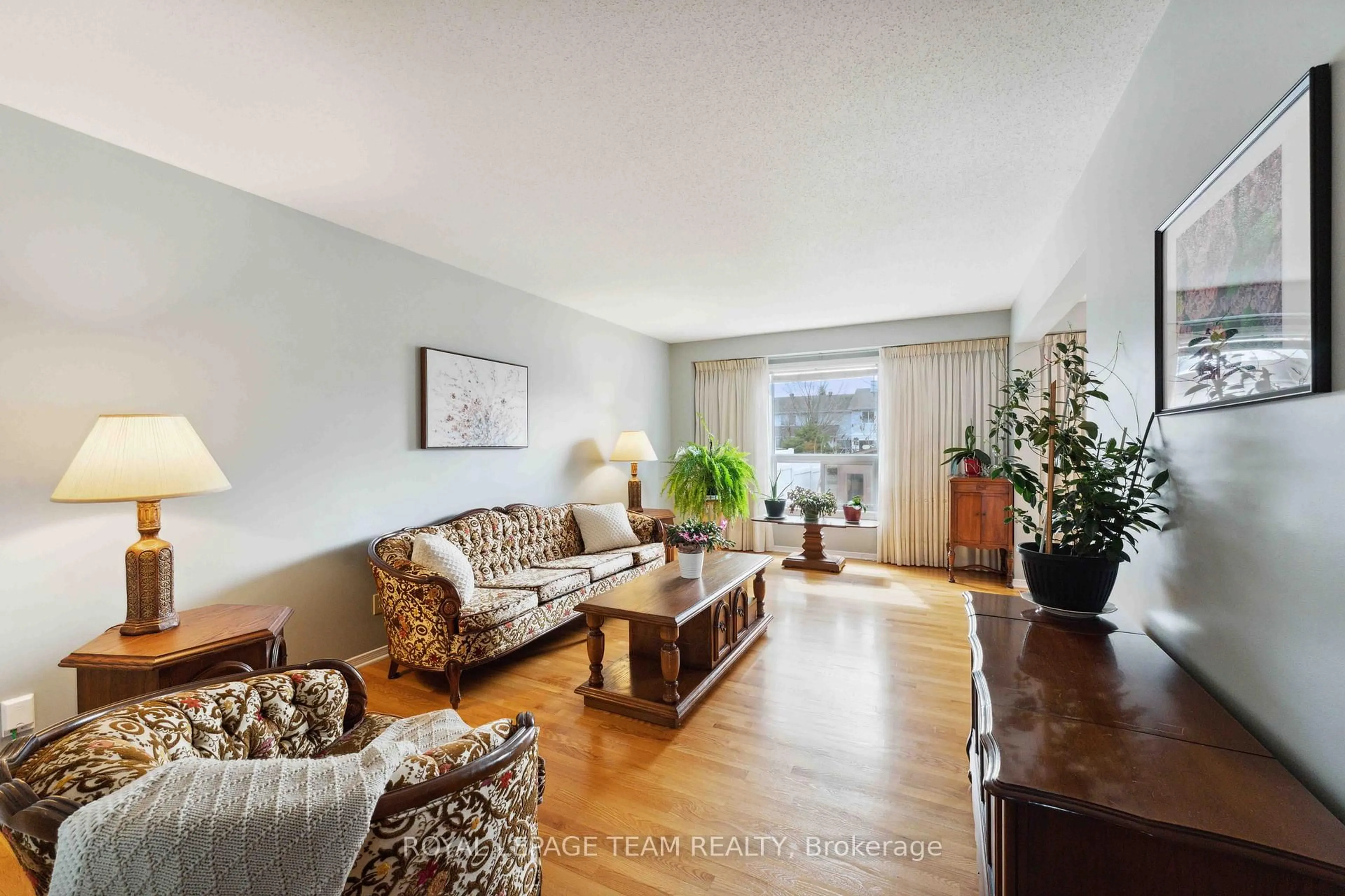 Living room with furniture, wood/laminate floor for 16 Royal Field Cres, Ottawa Ontario K2J 4E8