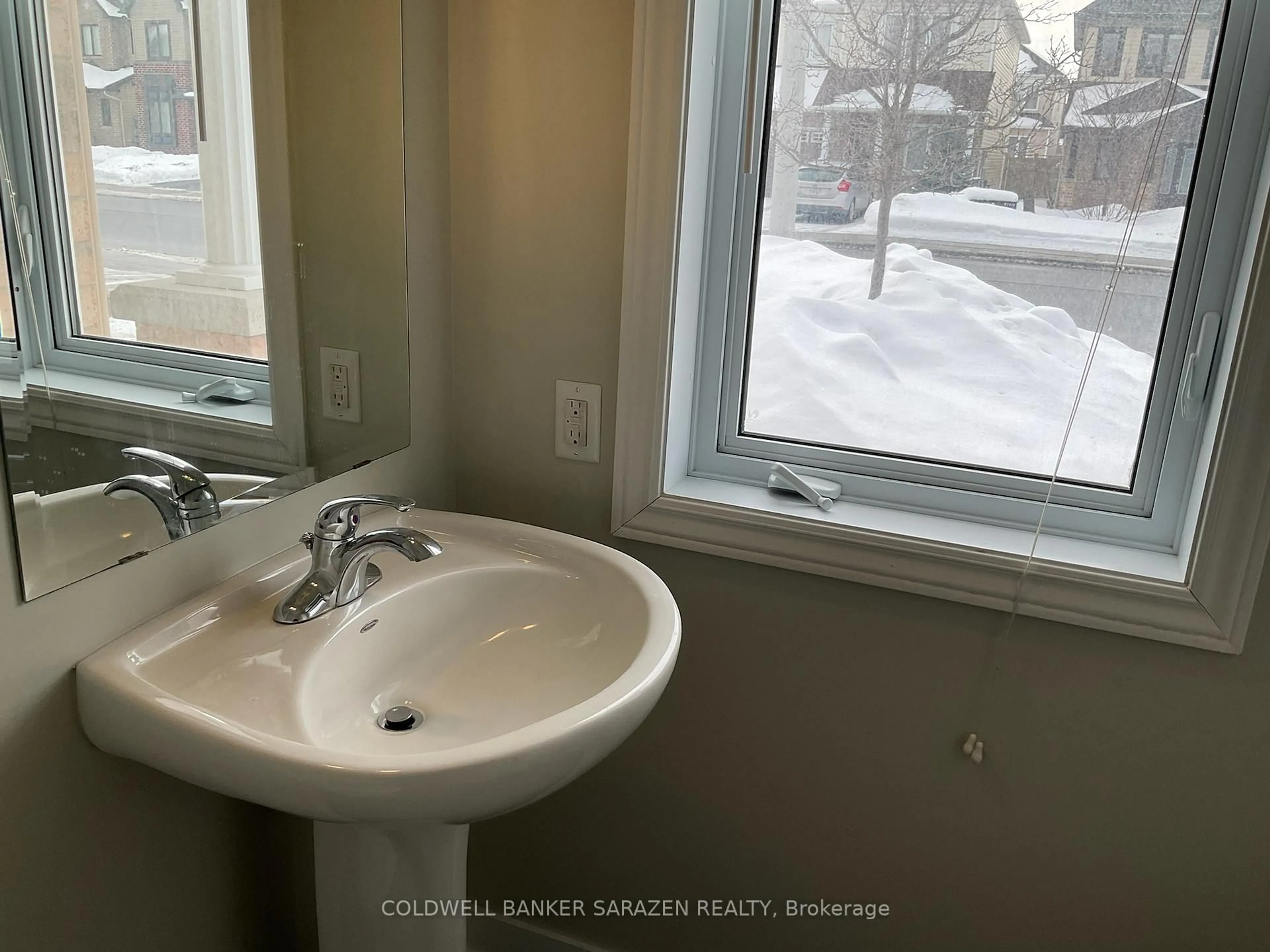 Standard bathroom, ceramic/tile floor for 621 Clearbrook Dr, Ottawa Ontario K2J 5S2