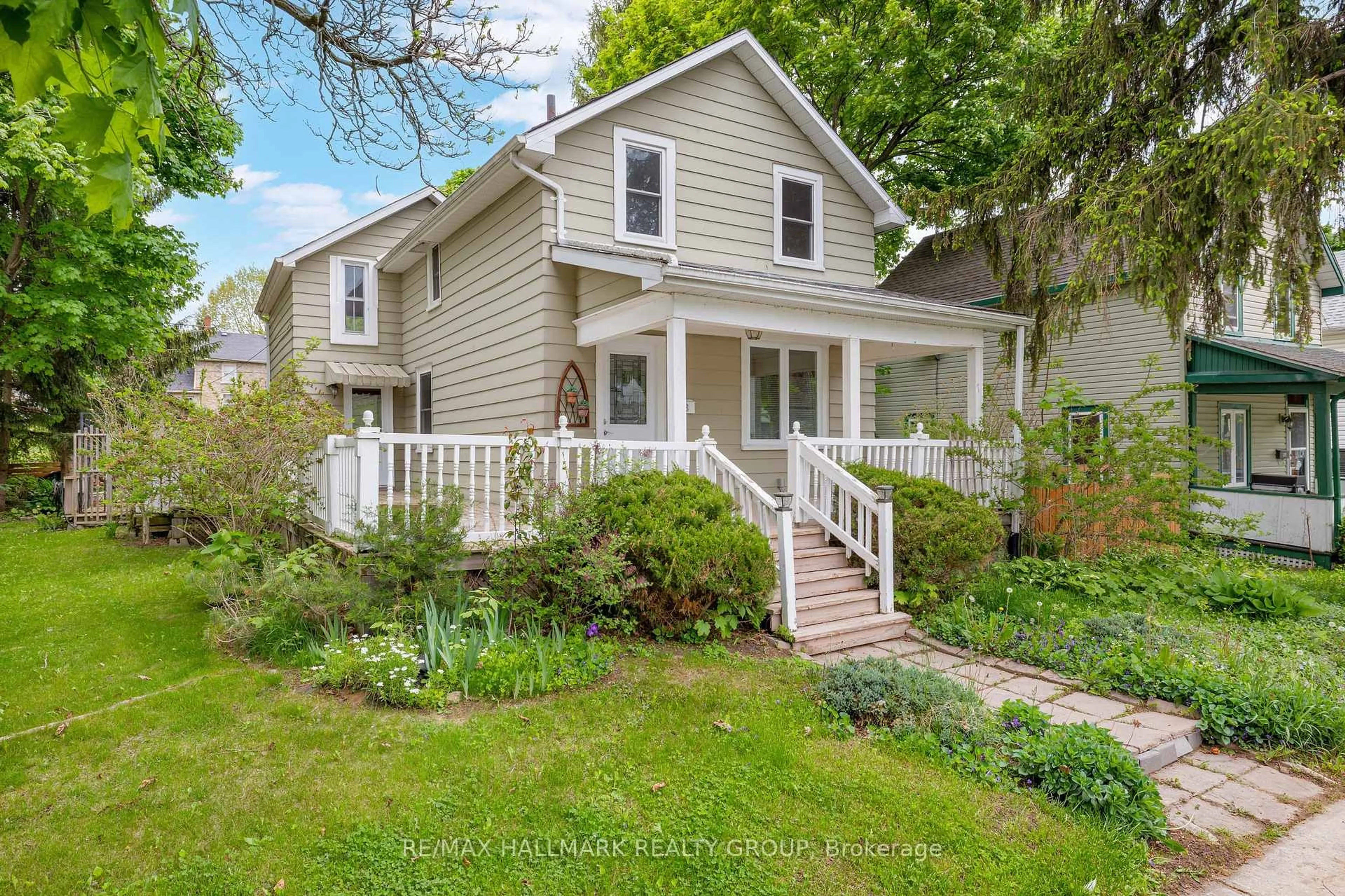 Home with vinyl exterior material, street for 118 Wellington St, Gananoque Ontario K7G 1B7