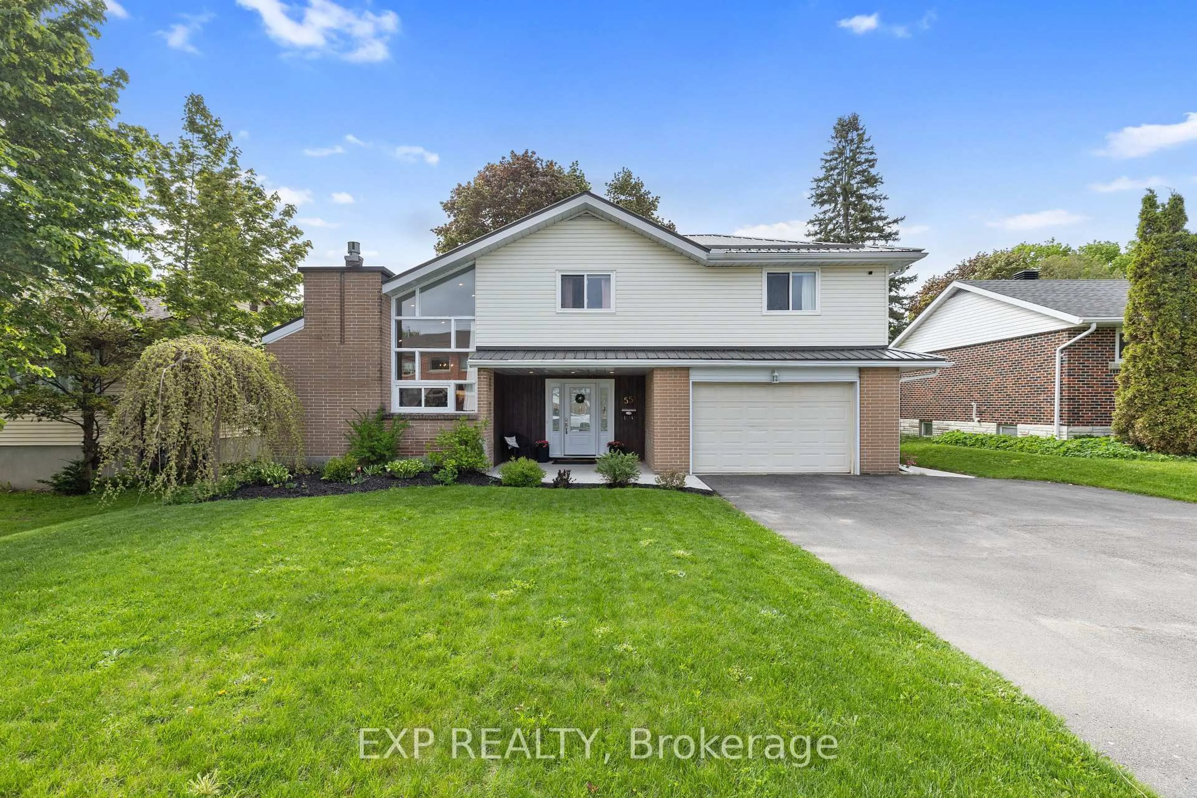 Home with vinyl exterior material, street for 55 Broadview Ave, Smiths Falls Ontario K7A 3W4