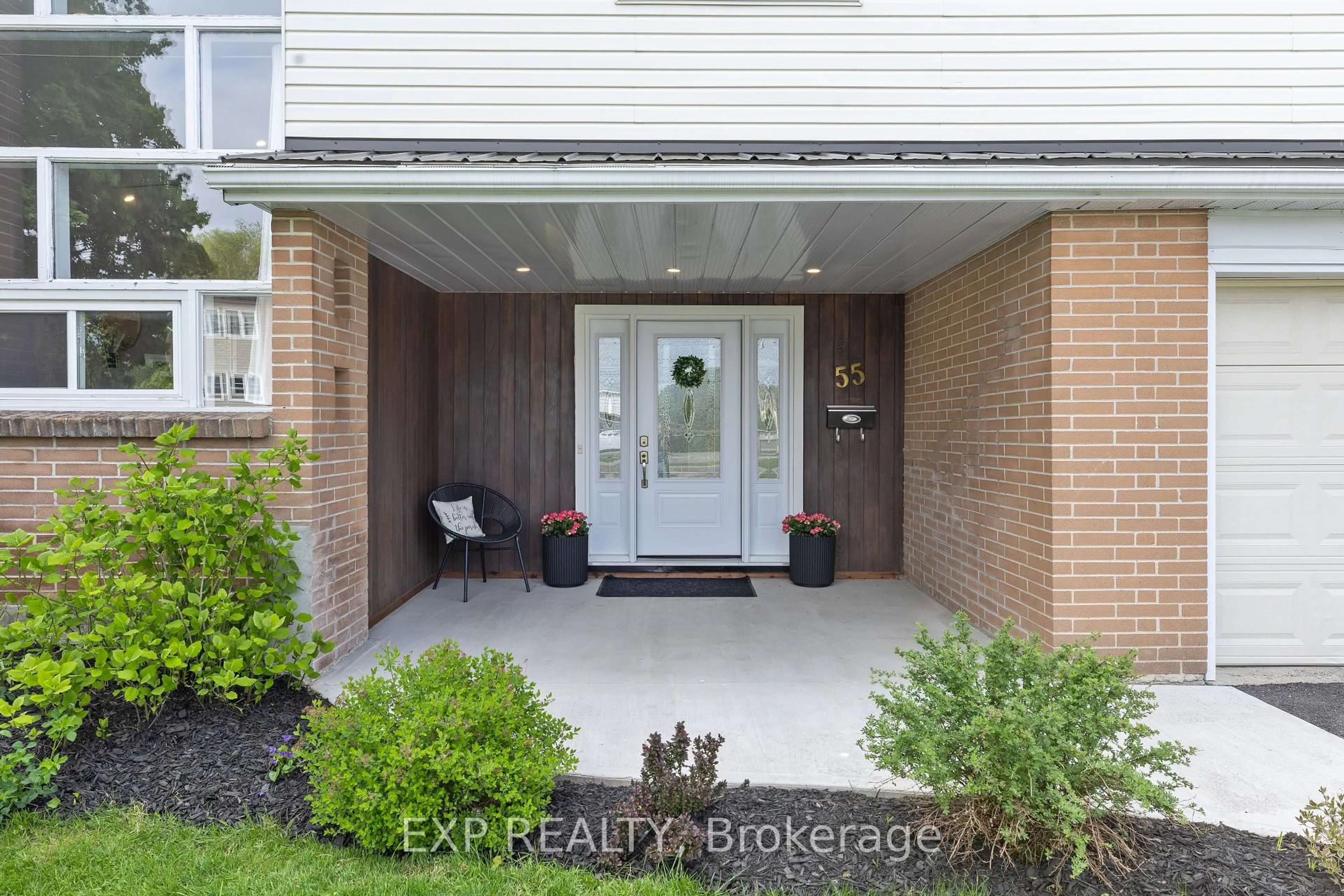 Indoor entryway for 55 Broadview Ave, Smiths Falls Ontario K7A 3W4