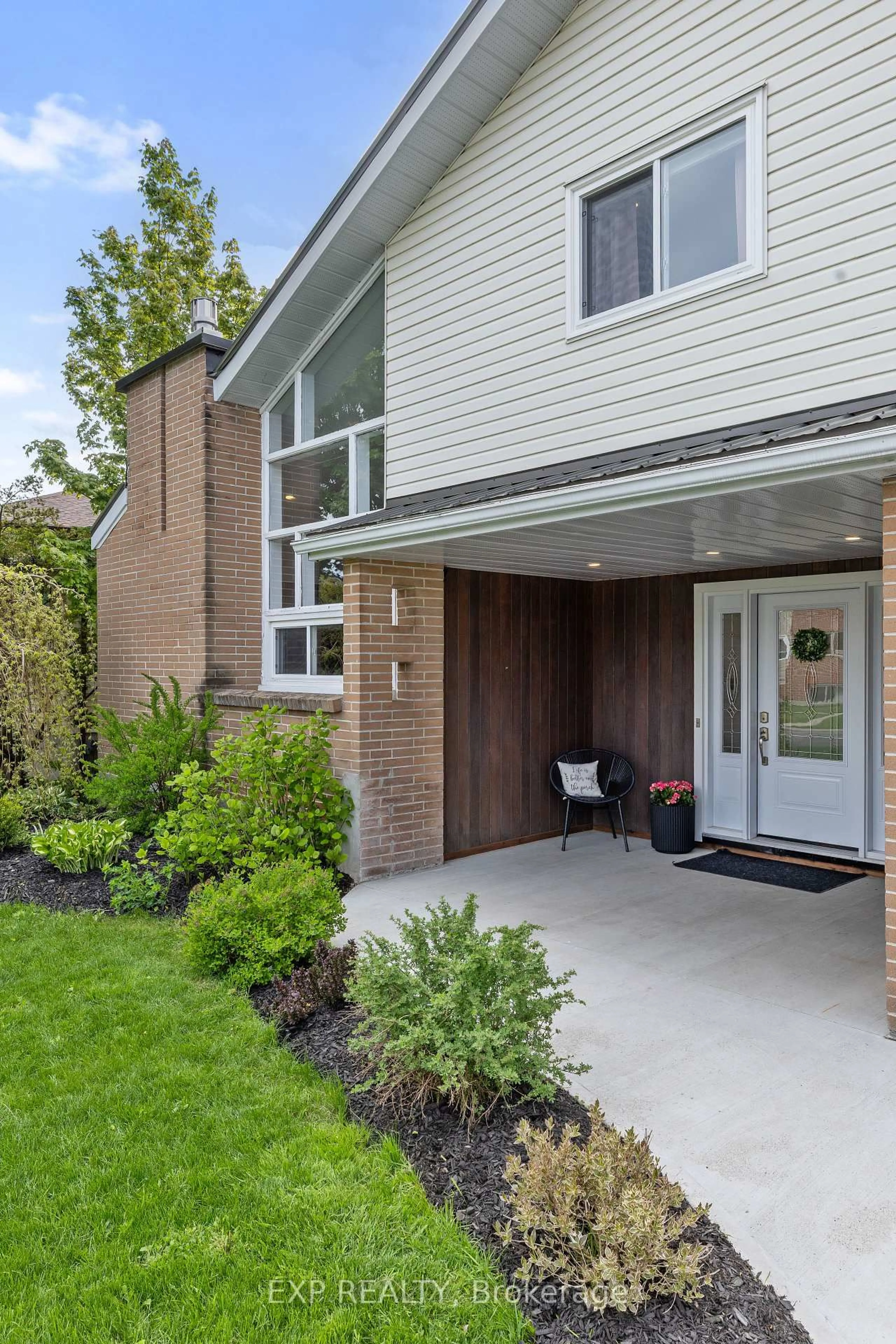 Home with brick exterior material, street for 55 Broadview Ave, Smiths Falls Ontario K7A 3W4