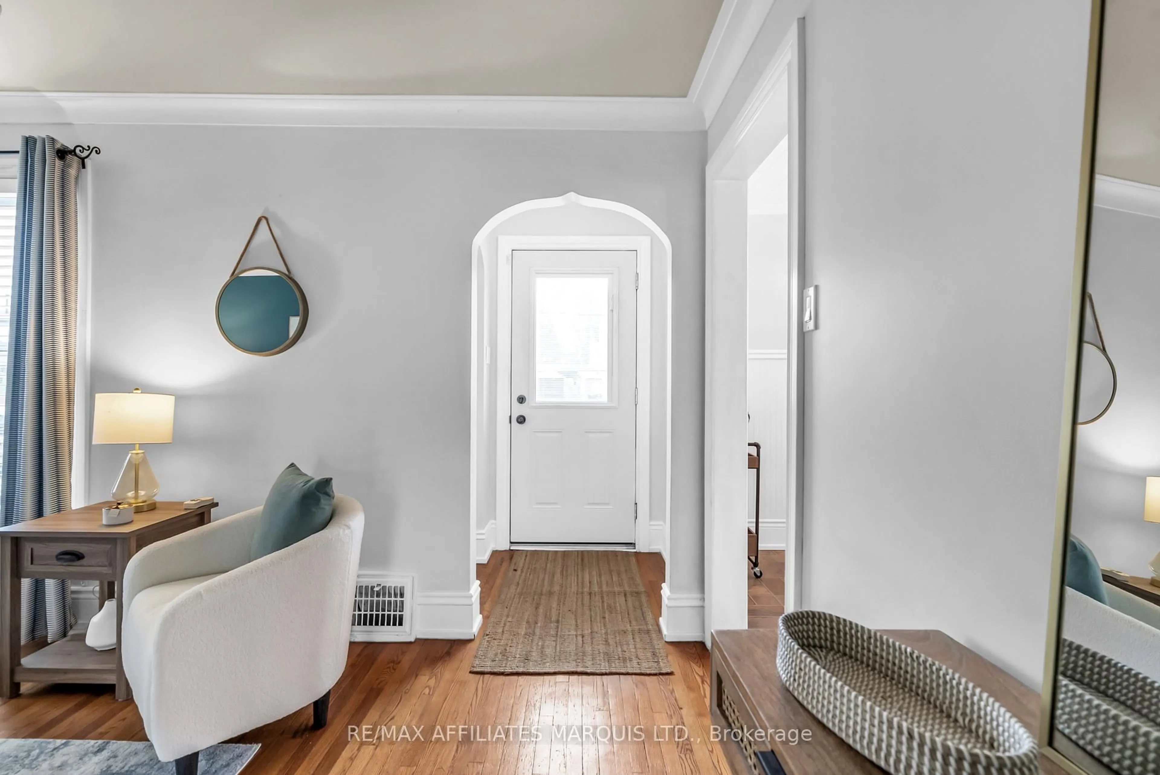 Indoor entryway for 1156 Pitt St, Cornwall Ontario K6J 3T1