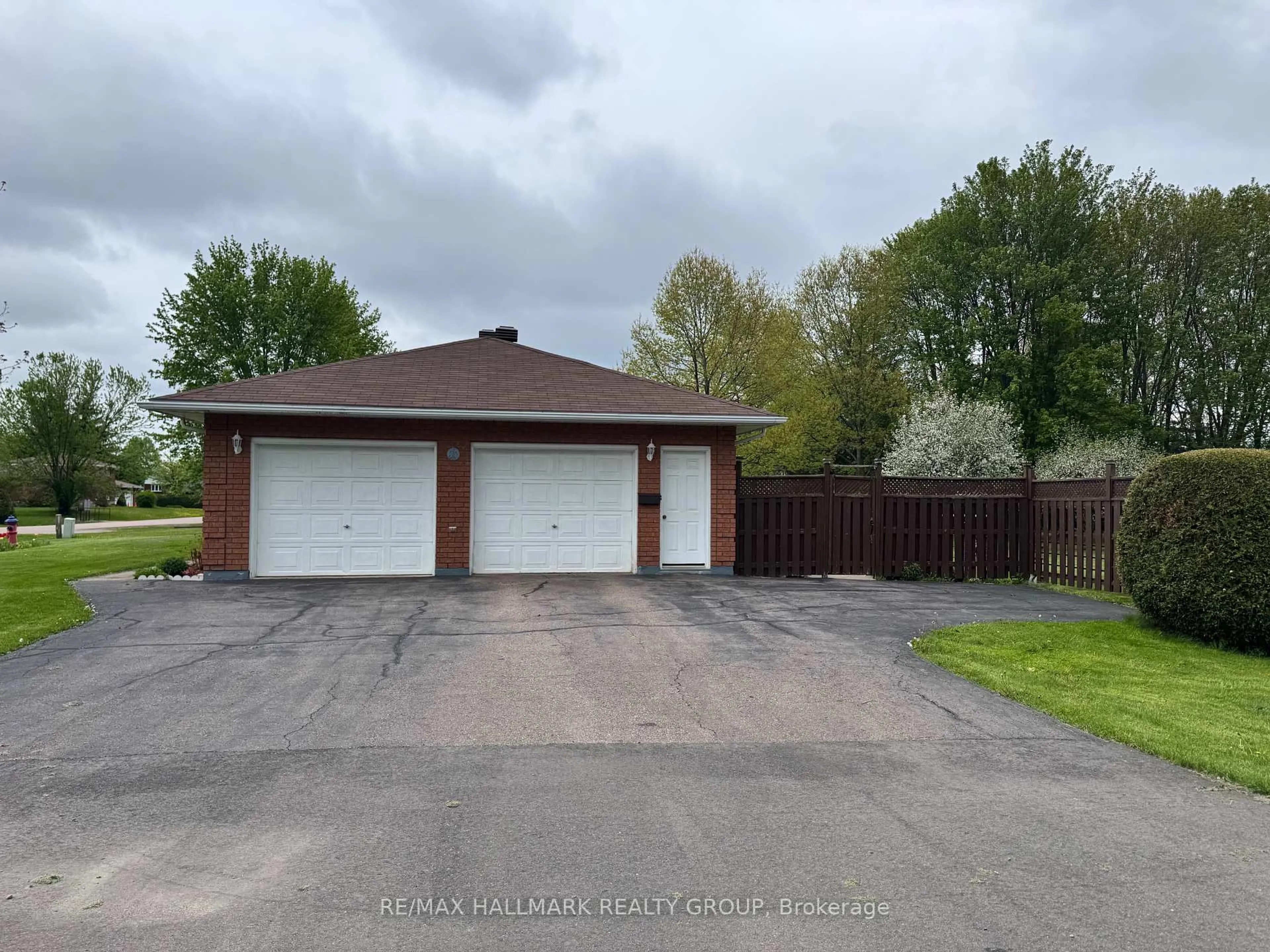 Unknown for 207 Martha Ave, Laurentian Valley Ontario K8B 1B4