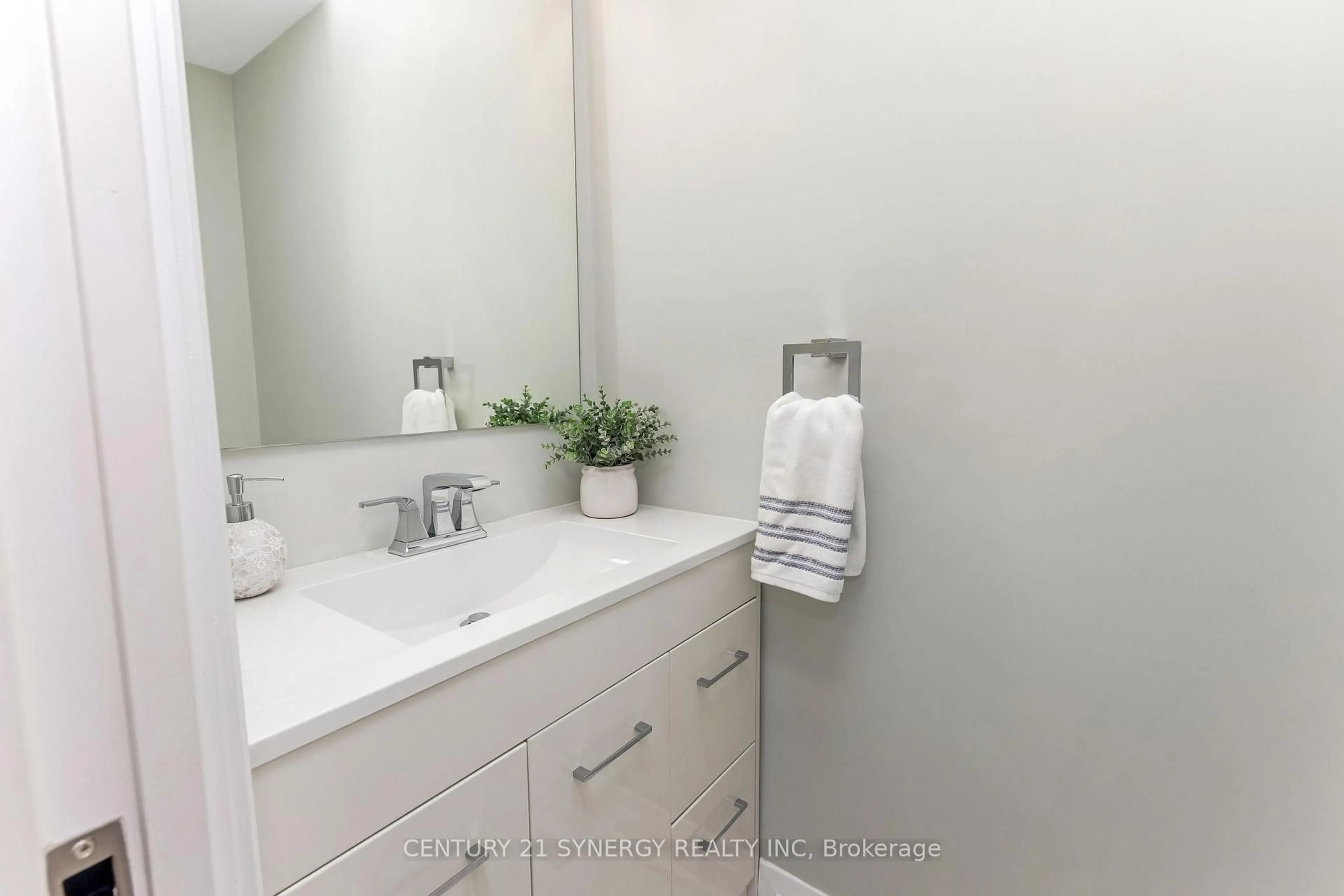 Contemporary bathroom, ceramic/tile floor for 1150 DARTMOUTH Ave, Ottawa Ontario K1V 6J7