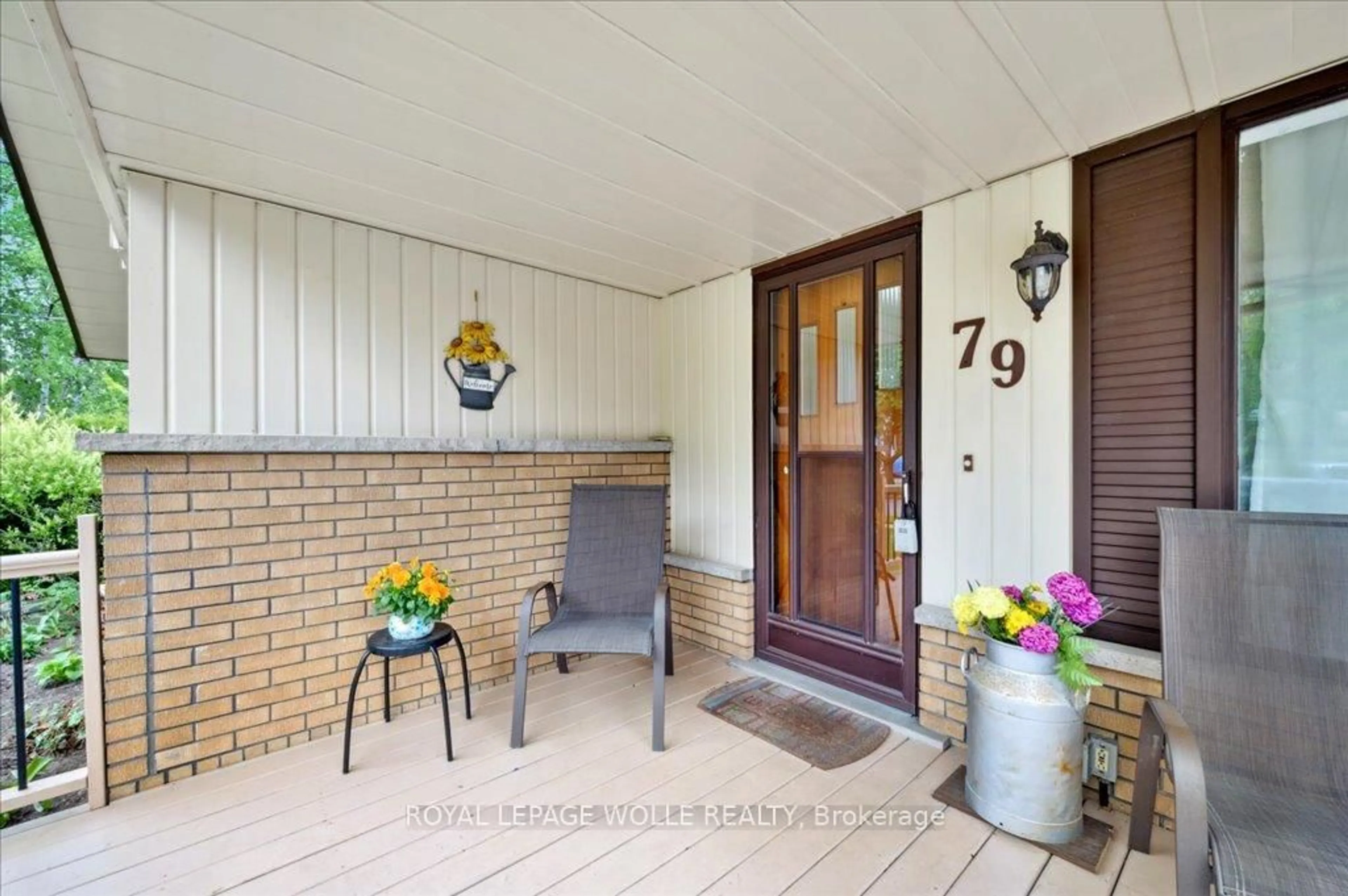 Indoor entryway for 79 Rennie Dr, Kitchener Ontario N2A 1J4
