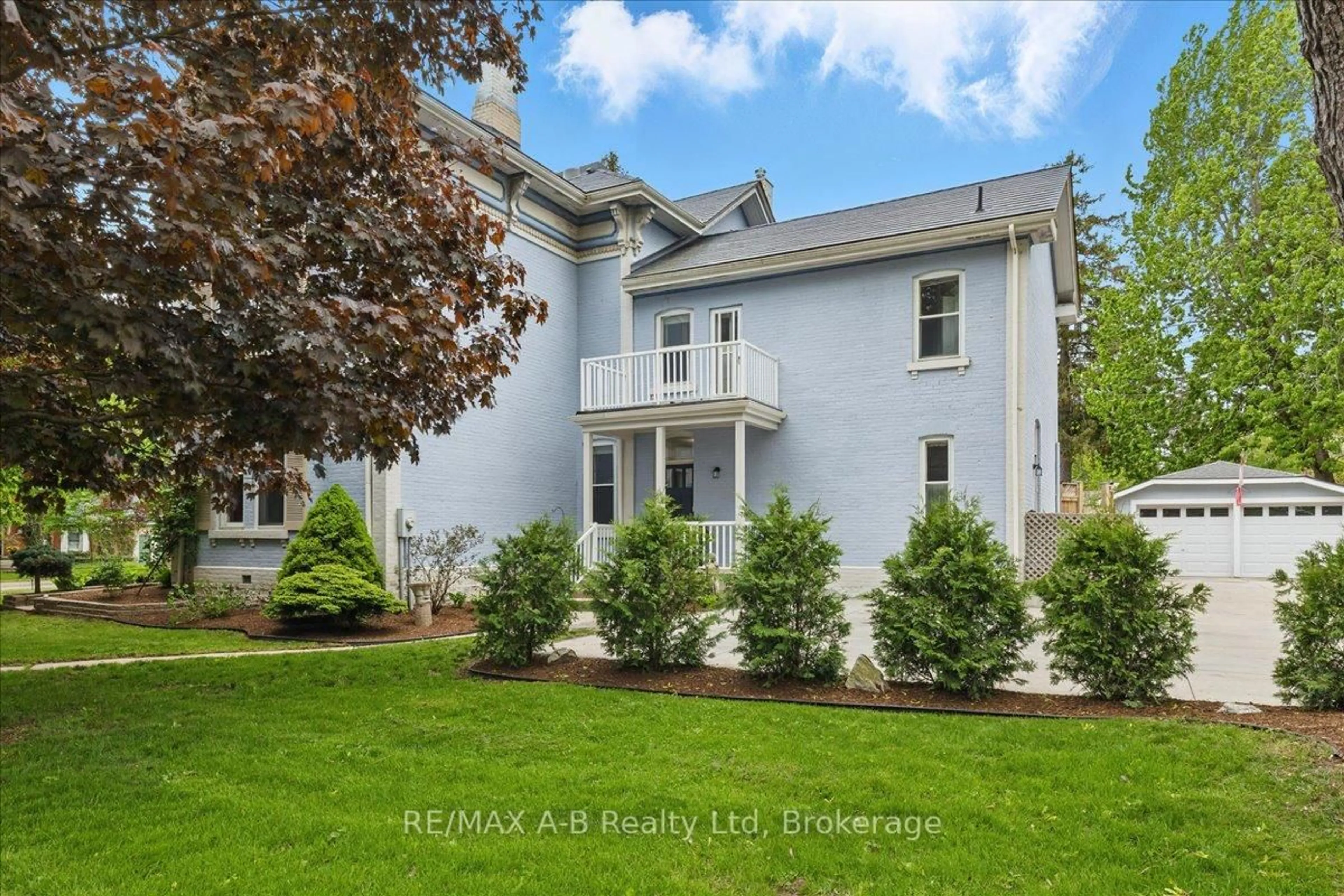 A pic from outside/outdoor area/front of a property/back of a property/a pic from drone, unknown for 126 John St, Stratford Ontario N5A 6K9