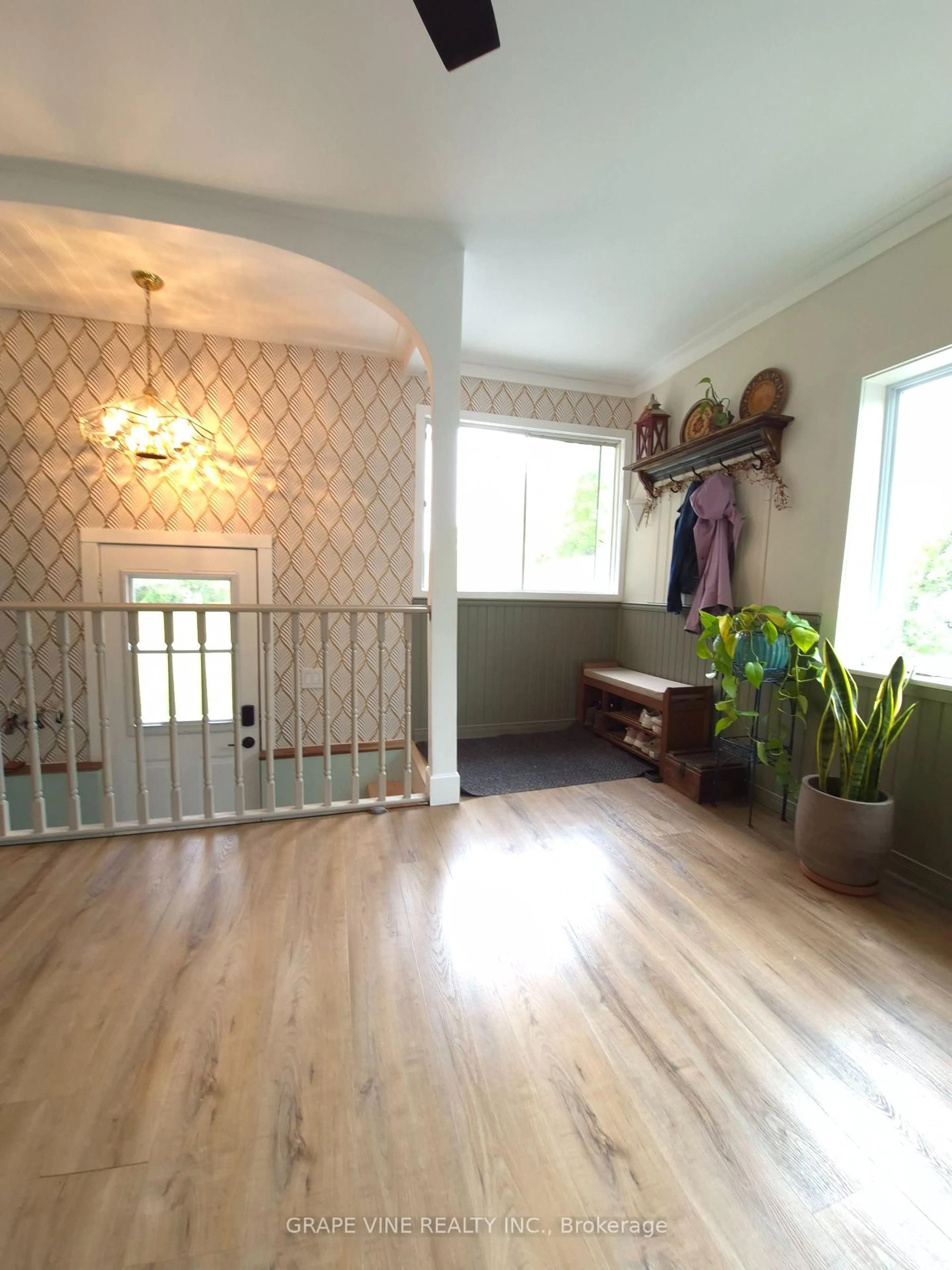 Indoor entryway for 8942 Mitch Owens Rd, Ottawa Ontario K0A 1V0