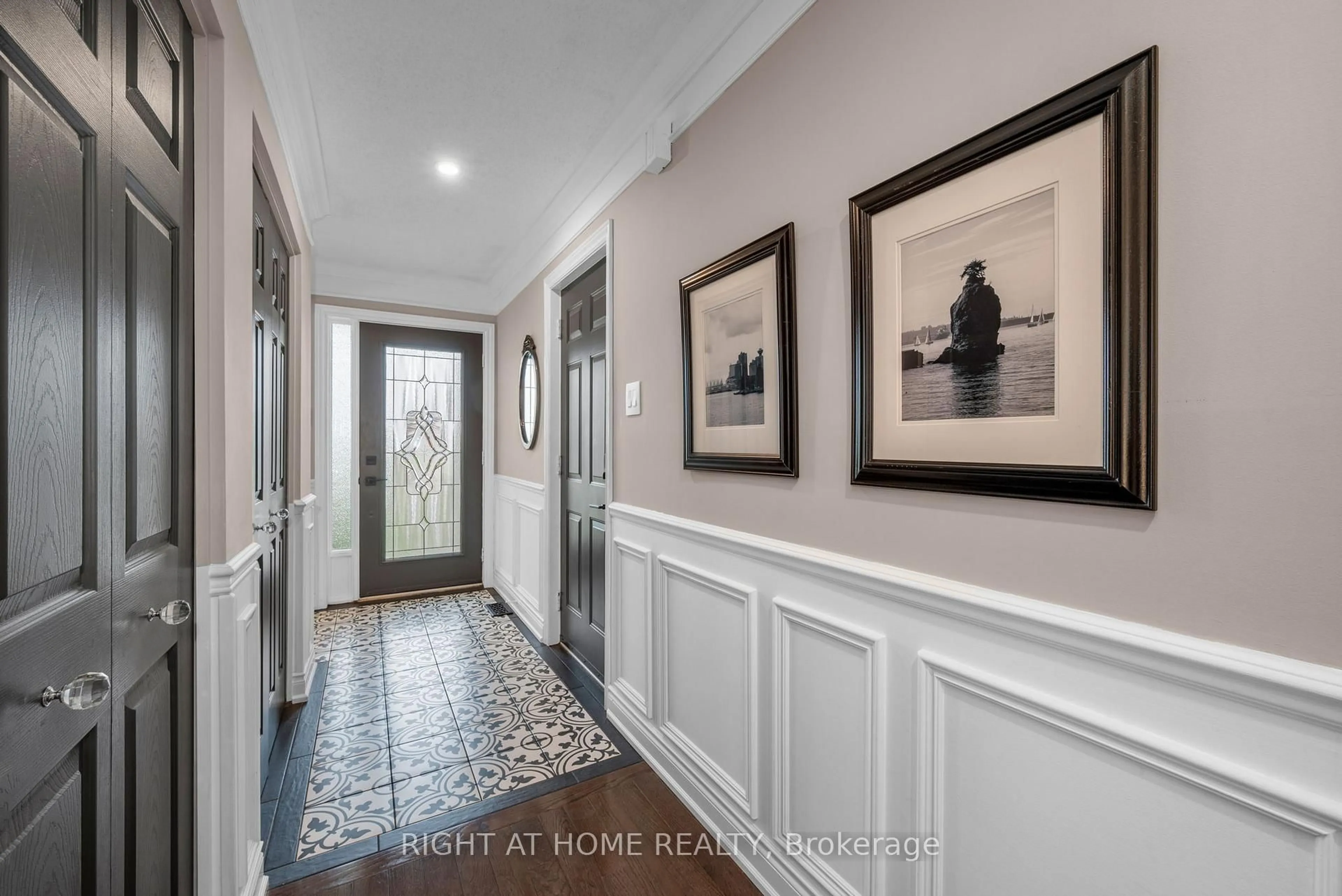 Indoor entryway for 54 Innesbrook Crt, Ottawa Ontario K2S 1C7